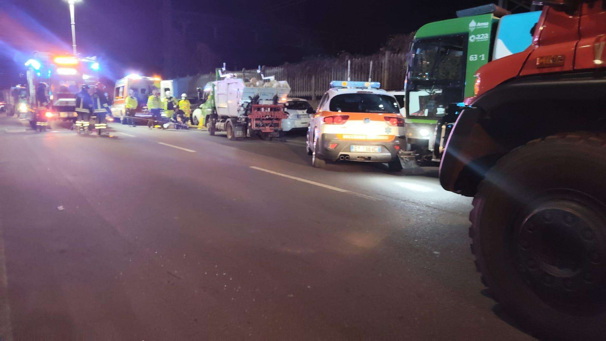 Milano, schiacciato tra il camion dei rifiuti e un’auto: muore operatore dell’Amsa di 52 anni