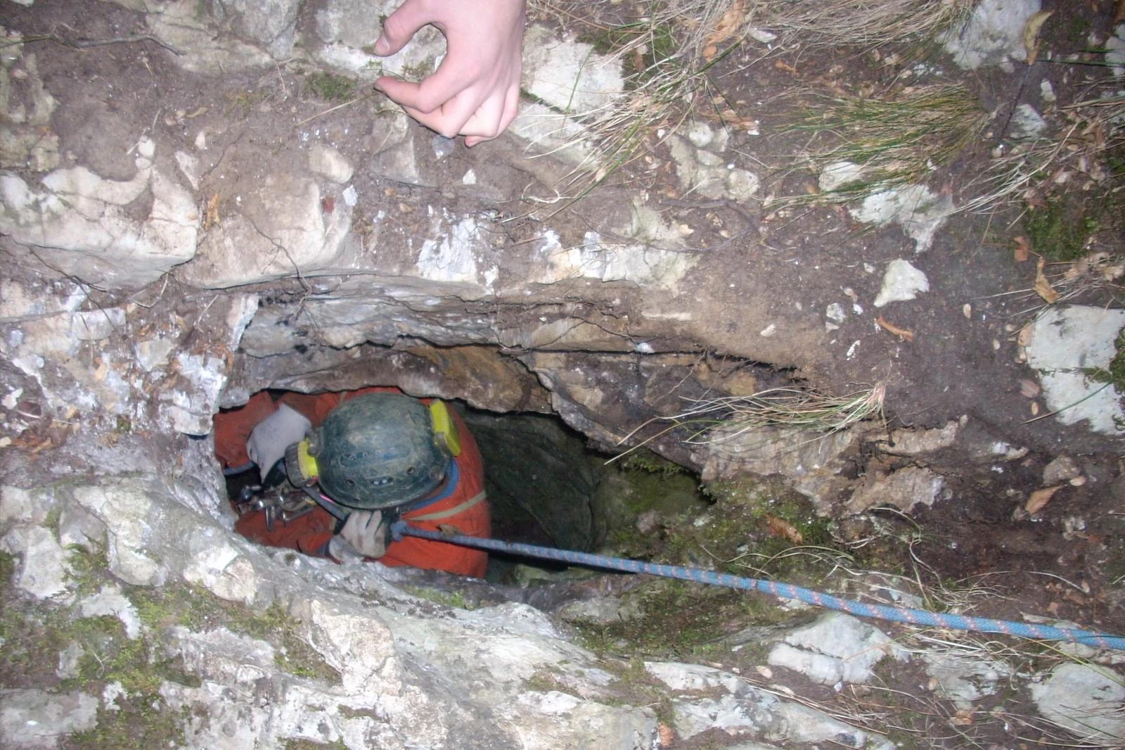 Speleologo incastrato da una roccia 120 metri di profondità: maxi operazione di salvataggio nel Cuneese