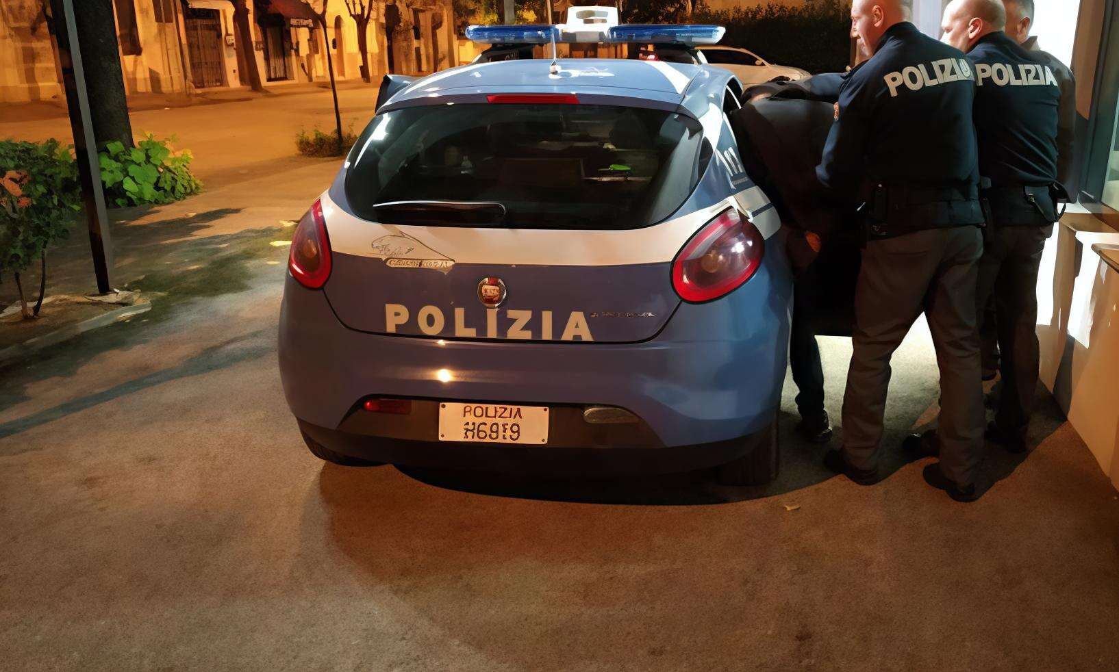 Genova, si sveglia e trova uno sconosciuto nudo nel suo letto. Urla e fuga dai vicini: arrestato un 37enne