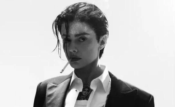Il “maschio“ Annalisa gioca coi ruoli. E spiazza