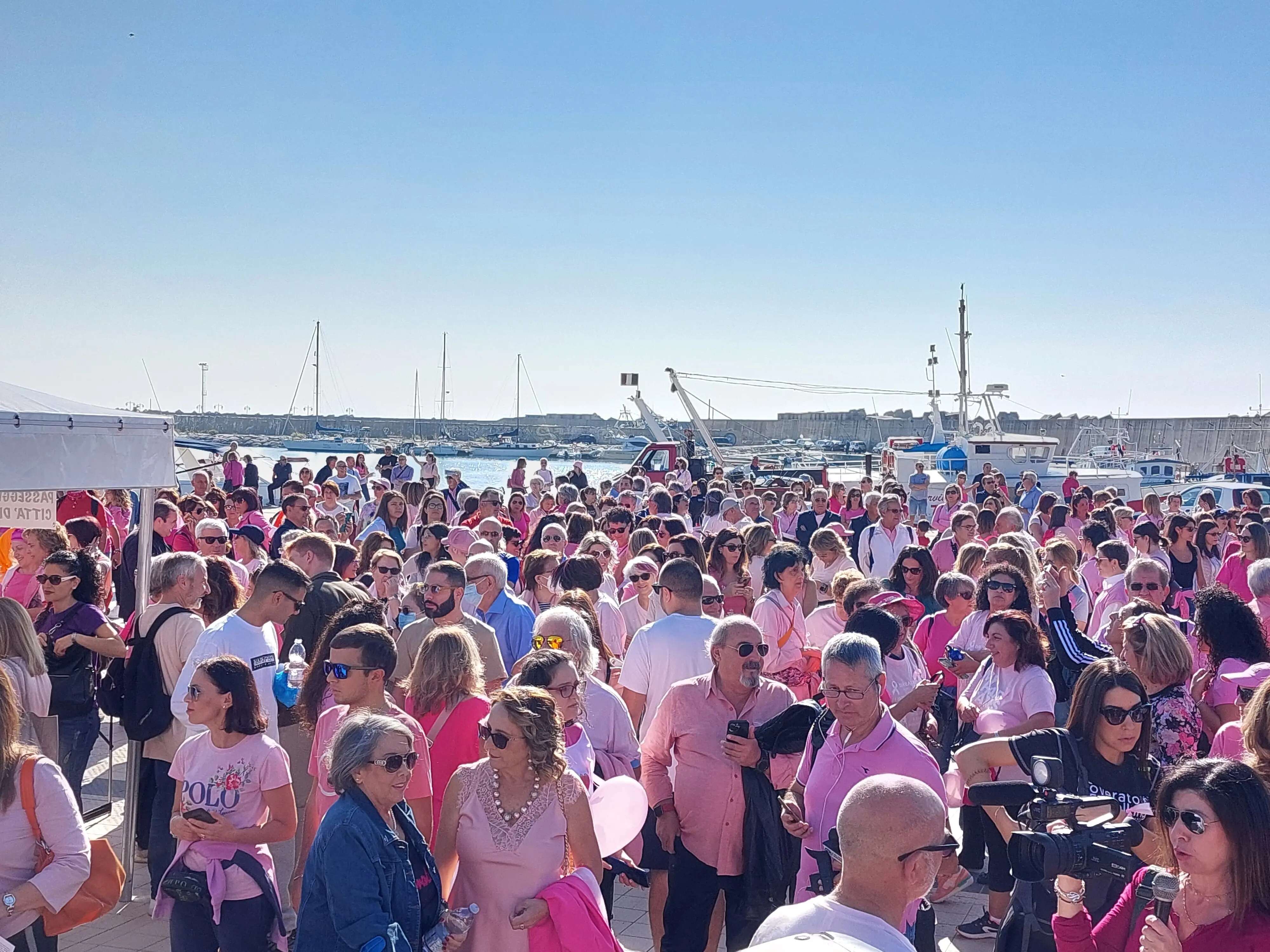 Catanzaro, torna la Passeggiata rosa, per gridare che curarsi in Calabria si può