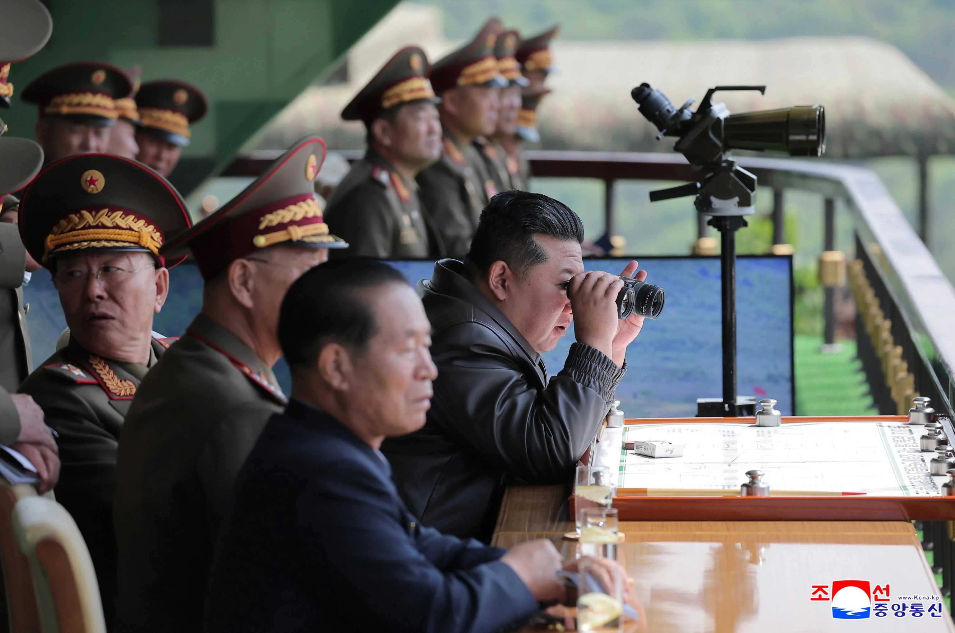 Corea del Nord, arrestate tre persone per il varo flop della nave da guerra. Kim Jong-un furioso per la brutta figura: “Atto criminale”