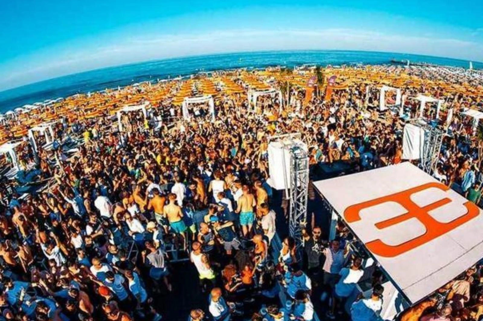 Bolkestein, ‘invaso’ il Papeete. +Europa: “Pronti a gestire lo stabilimento”. I titolari: “Denunciamo”