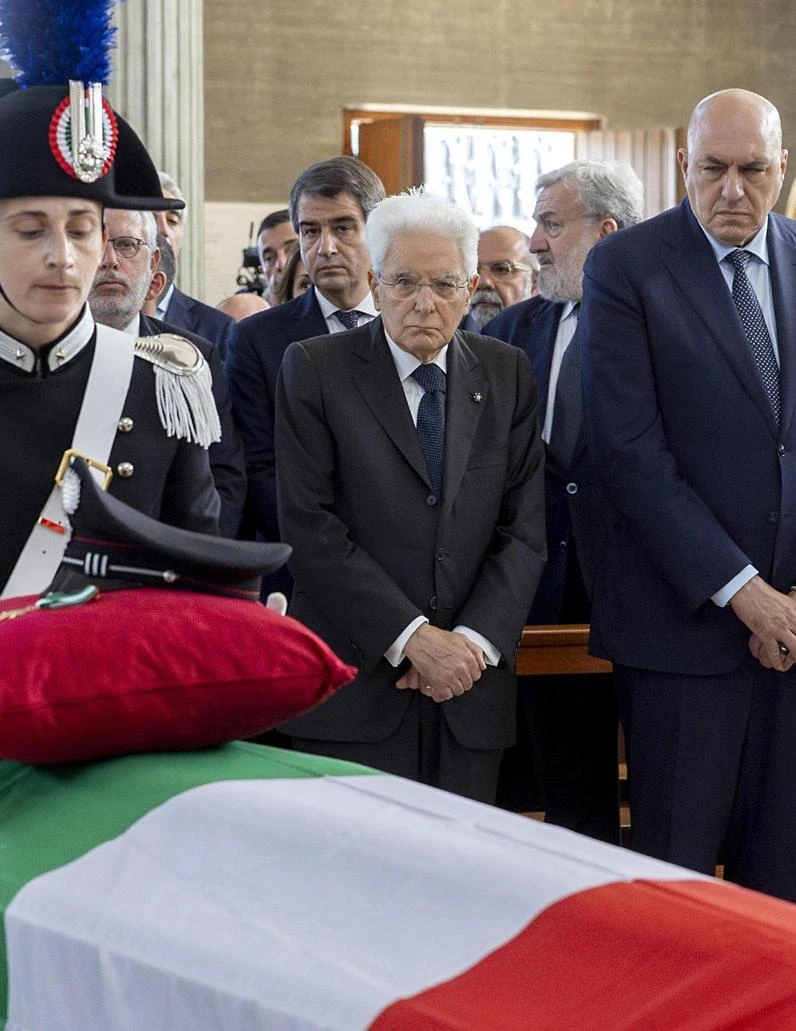 Addio al carabiniere ucciso. Bara avvolta nel tricolore. Anche Mattarella ai funerali