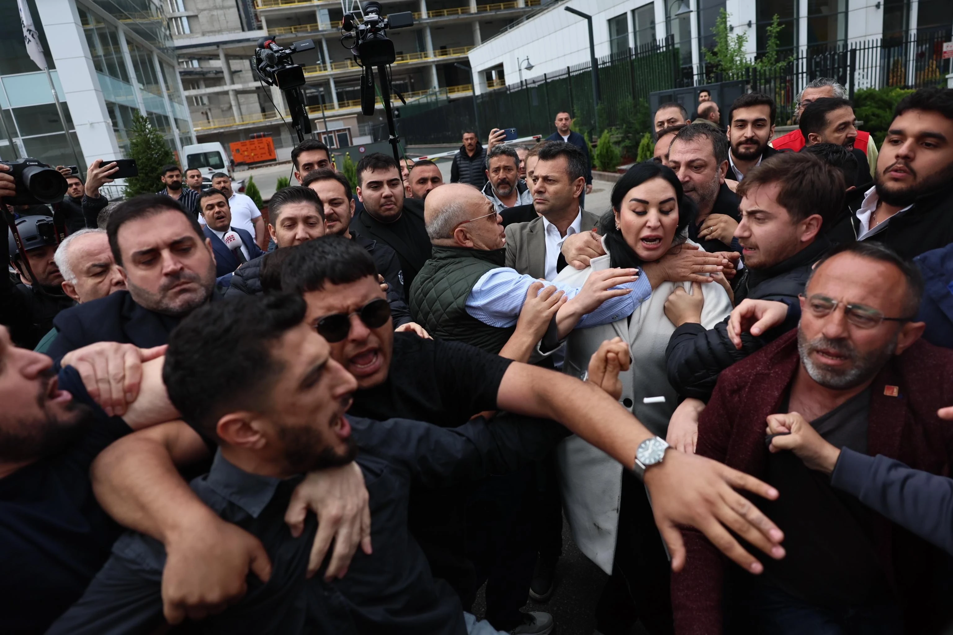 Cosa sta succedendo in Turchia: la morsa di Erdogan, irruzione e lacrimogeni nella sede dell’opposizione