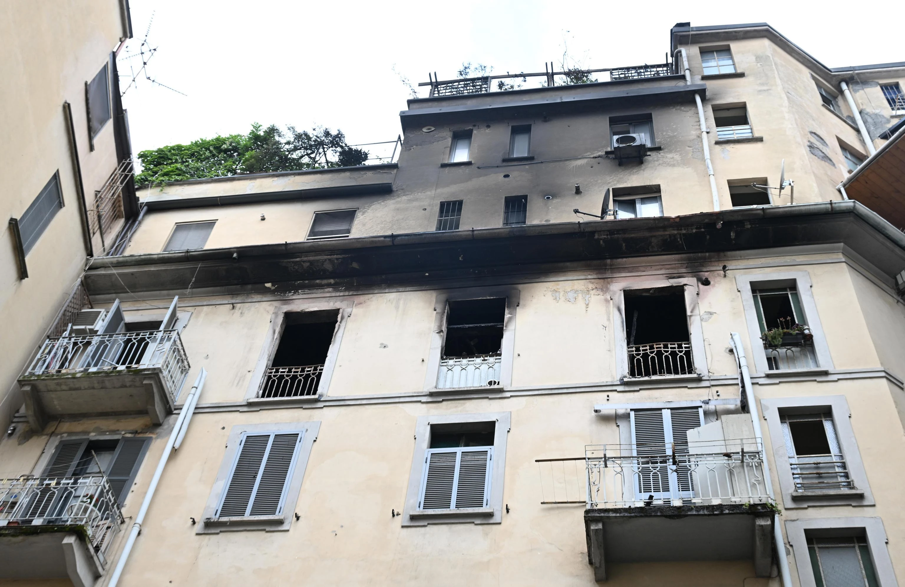 Milano, incendio in viale Abruzzi: si lancia dall’appartamento in fiamme al quarto piano e muore. La porta era chiusa a chiave dall’esterno