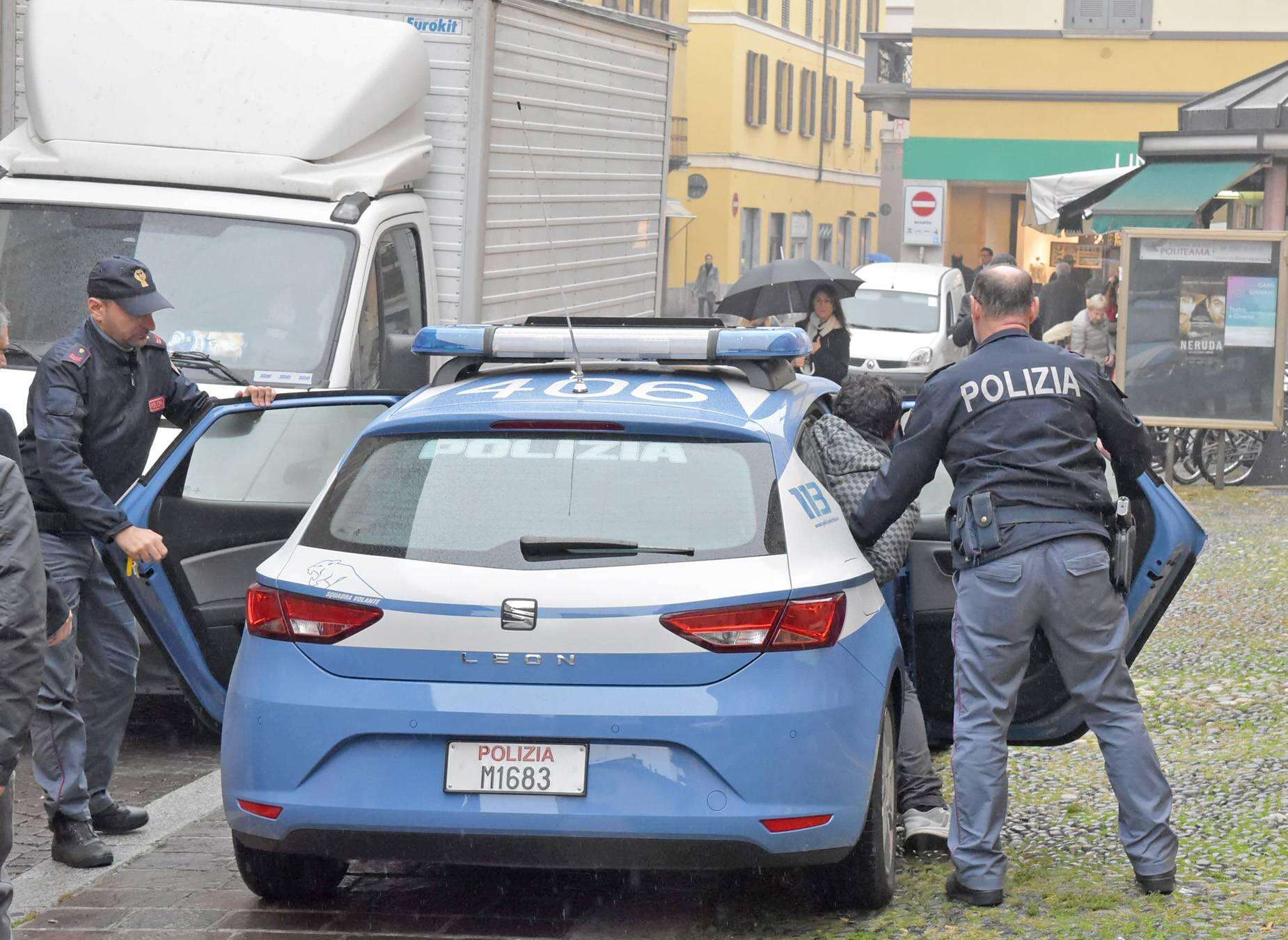 Le offre un lavoro come ragazza immagine, poi la violenta in un parcheggio di Roma