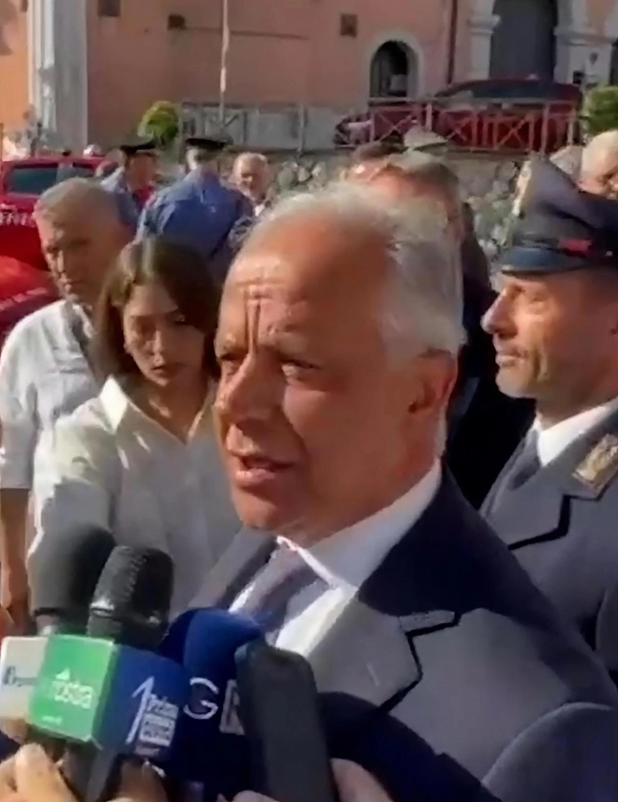 Taser alle forze dell’ordine. La difesa di Piantedosi:: 