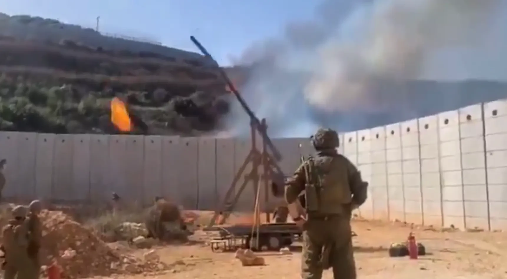 Israele usa una catapulta per lanciare palle di fuoco sul Libano. Il video