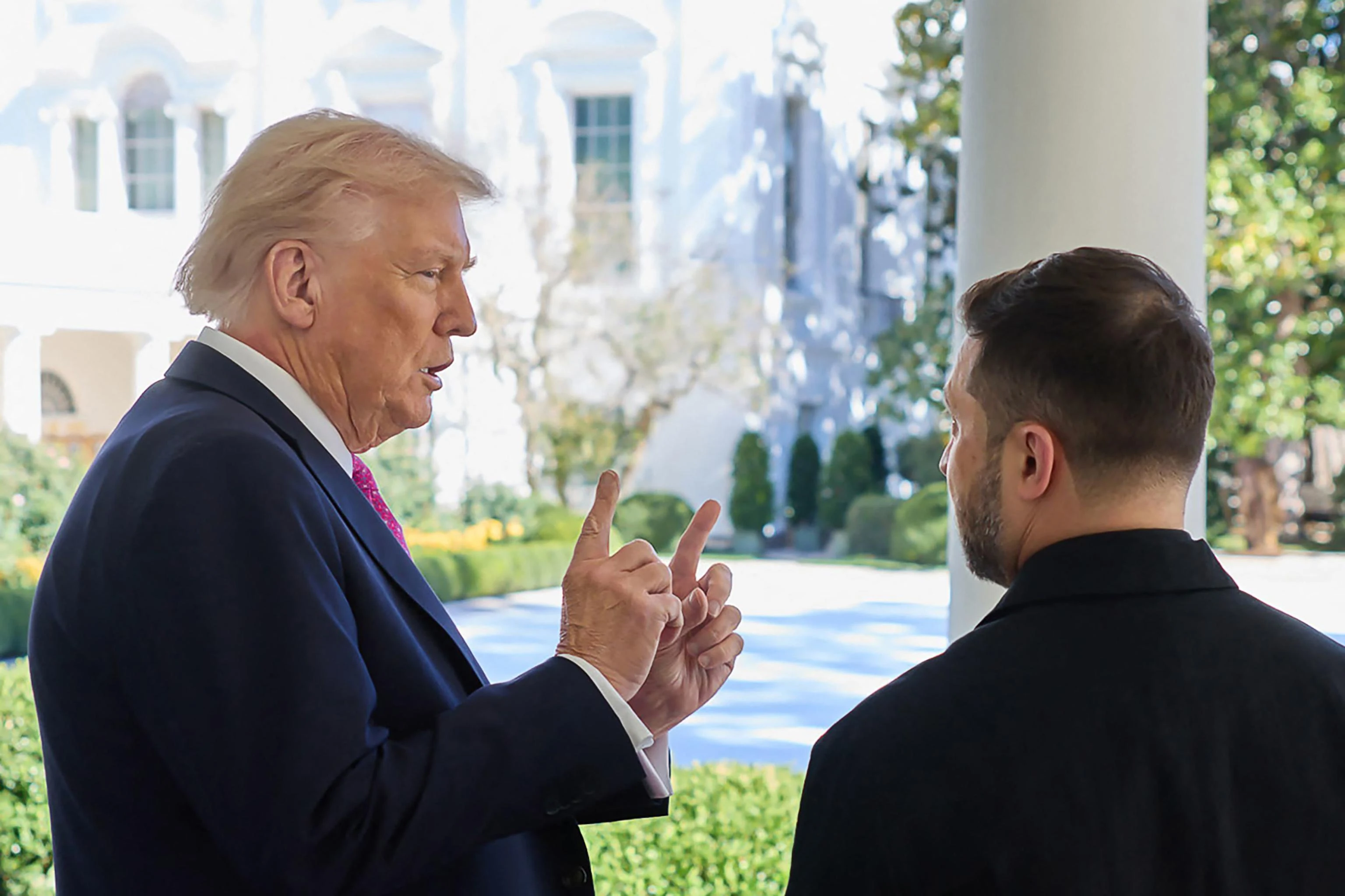 Pressioni su Trump, Wsj: “Diamo i Tomahawk a Kiev”. Putin verso Budapest, l’Ue apre a un corridoio aereo
