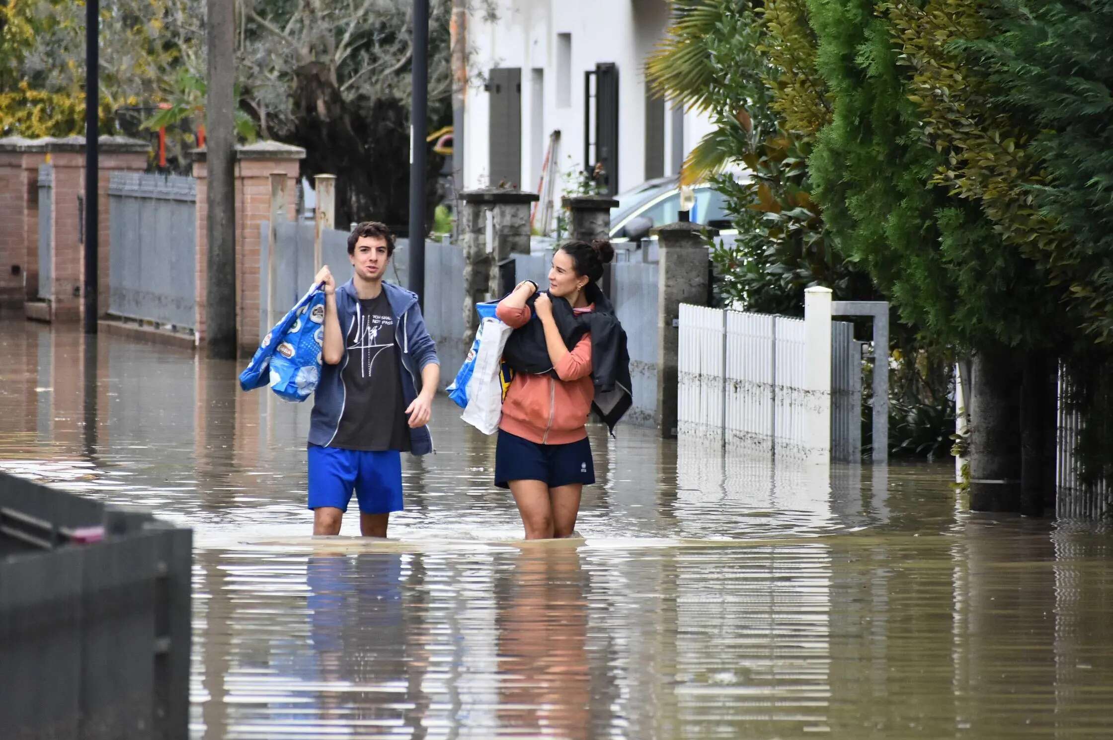 Il torrente rompe l’argine. Mille persone sfollate. Salvati tre bambini