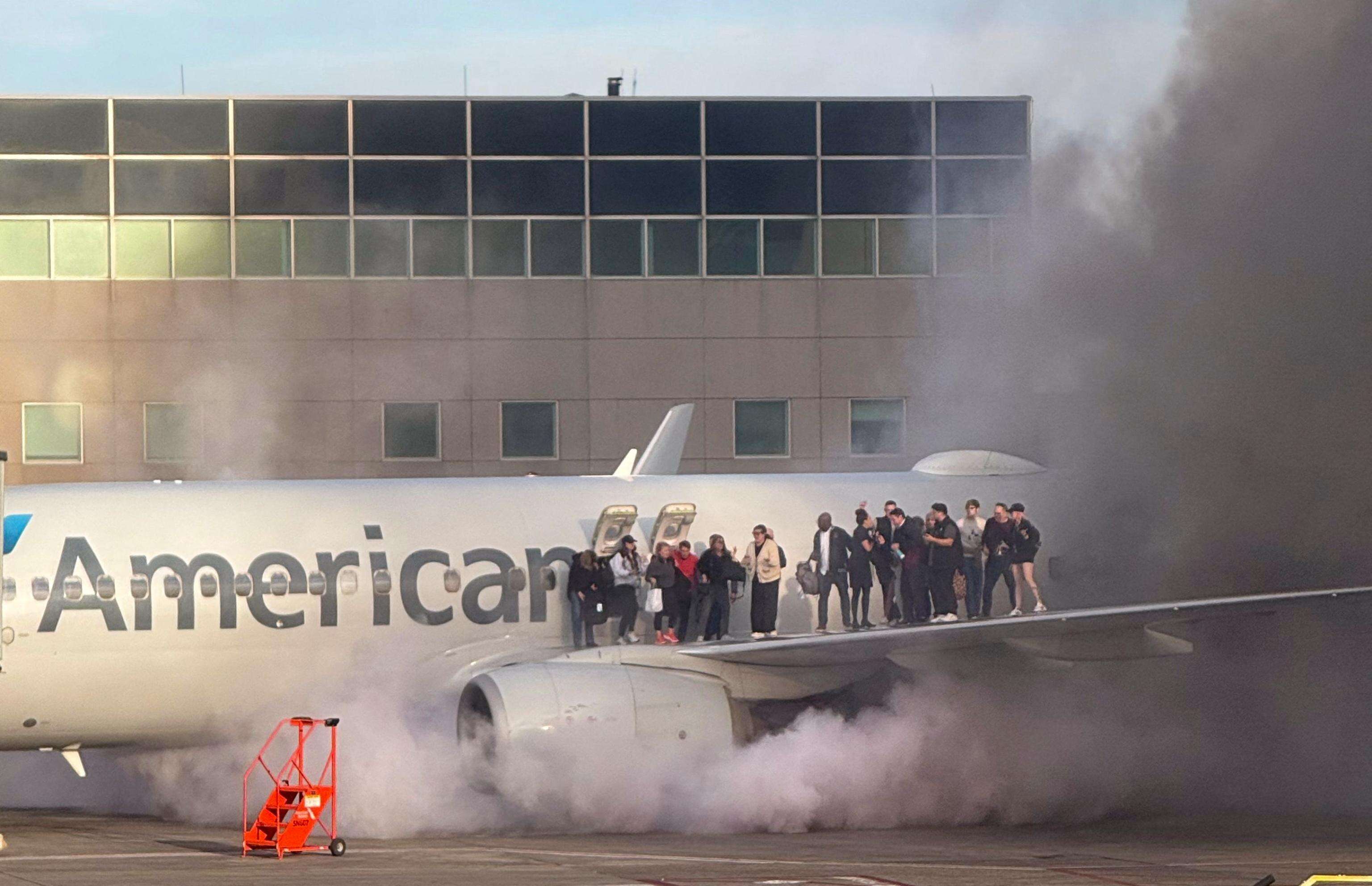 Denver, atterraggio d’emergenza per un Boeing. Il motore in fiamme, i passeggeri evacuati dall’ala