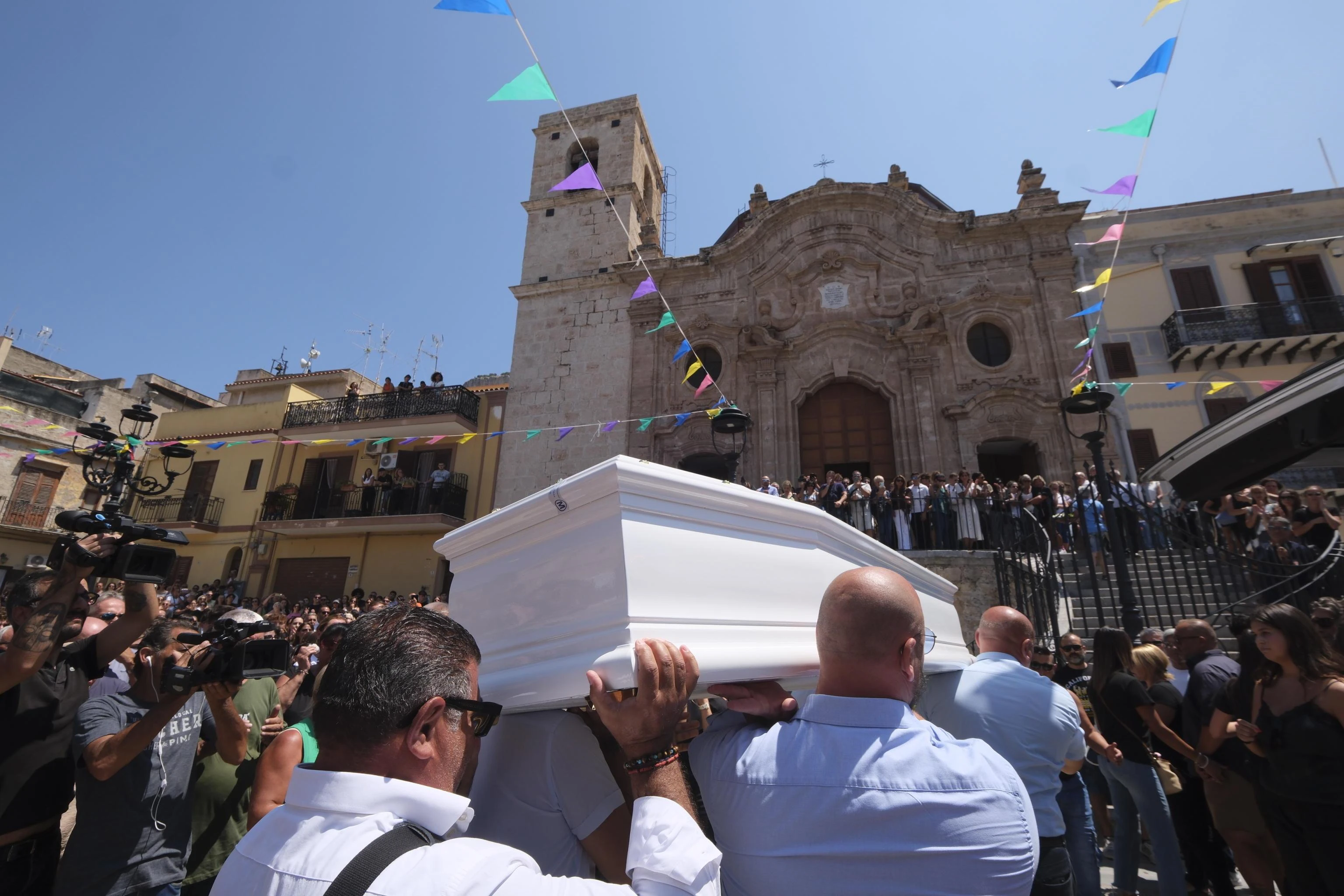A Capaci i funerali di Simona Cinà, tutto il paese stretto attorno alla famiglia. L’omelia: “Vogliamo capire cosa è successo”