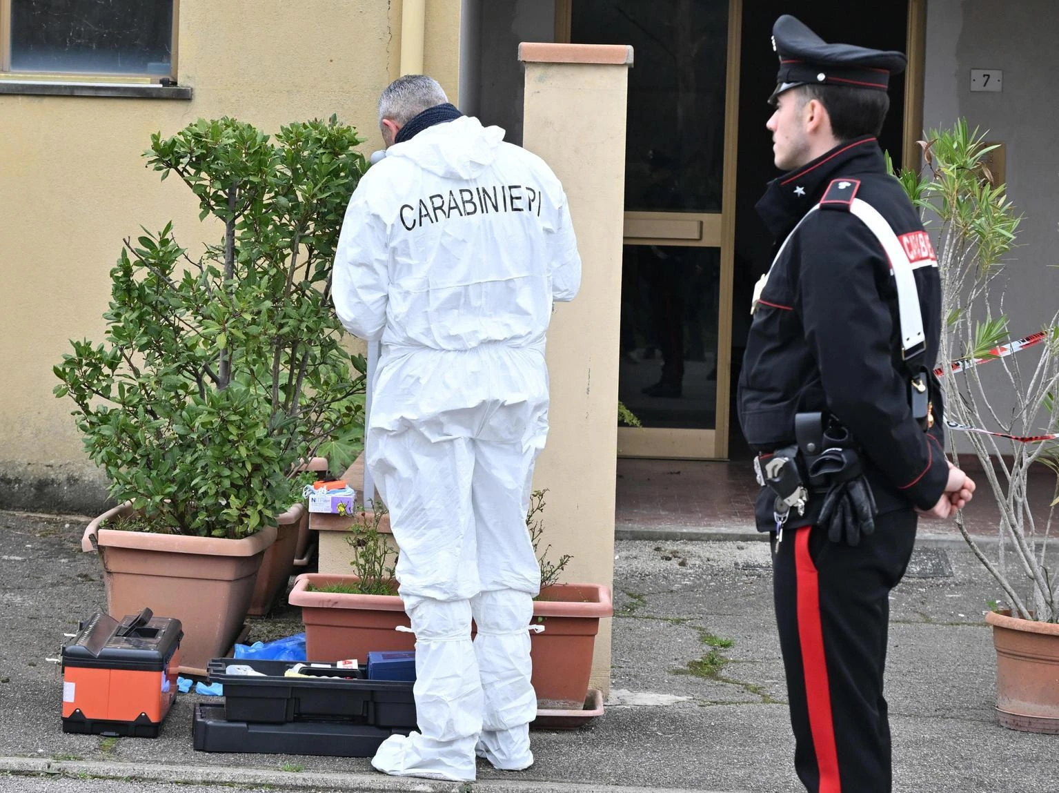 Donna morta in un villino di Fregene, tracce di sangue in casa: non si esclude l’omicidio