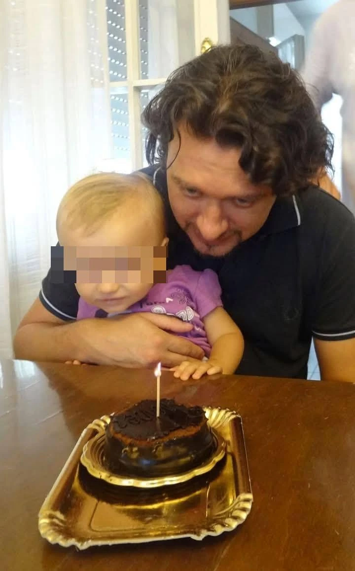 Bimba rapita a Milano e nascosta per 11 anni in Spagna: la madre in fuga arrestata a Valencia. Il papà: “Non mi sono mai arreso”