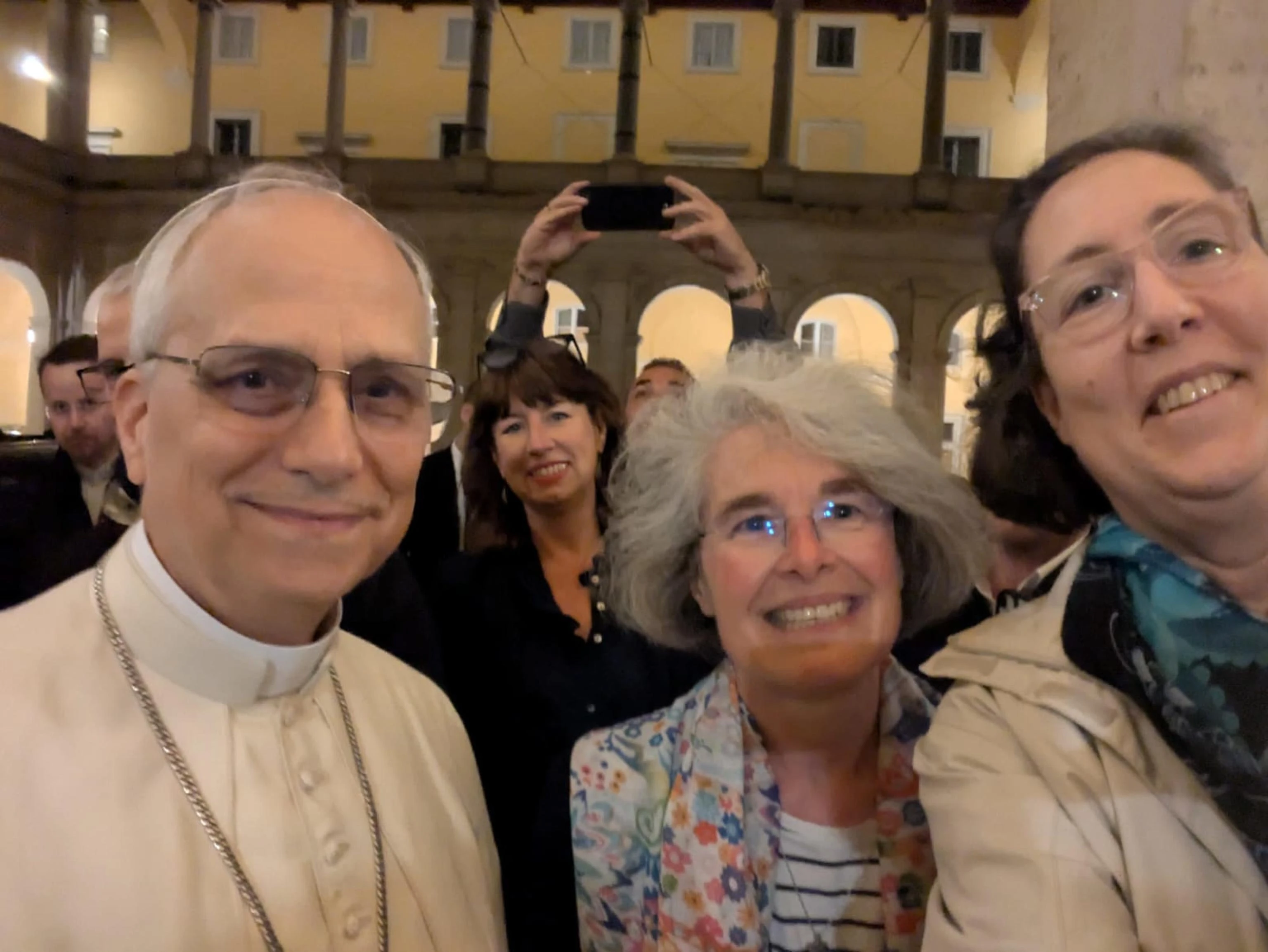Selfie con la gente e il primo autografo da Papa: Leone XIV a sorpresa fuori dal Vaticano