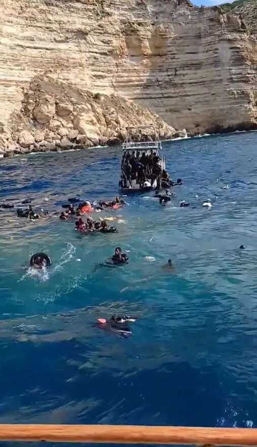 Turisti a Lampedusa salvano decine di migranti, due annegano. Il video straziante