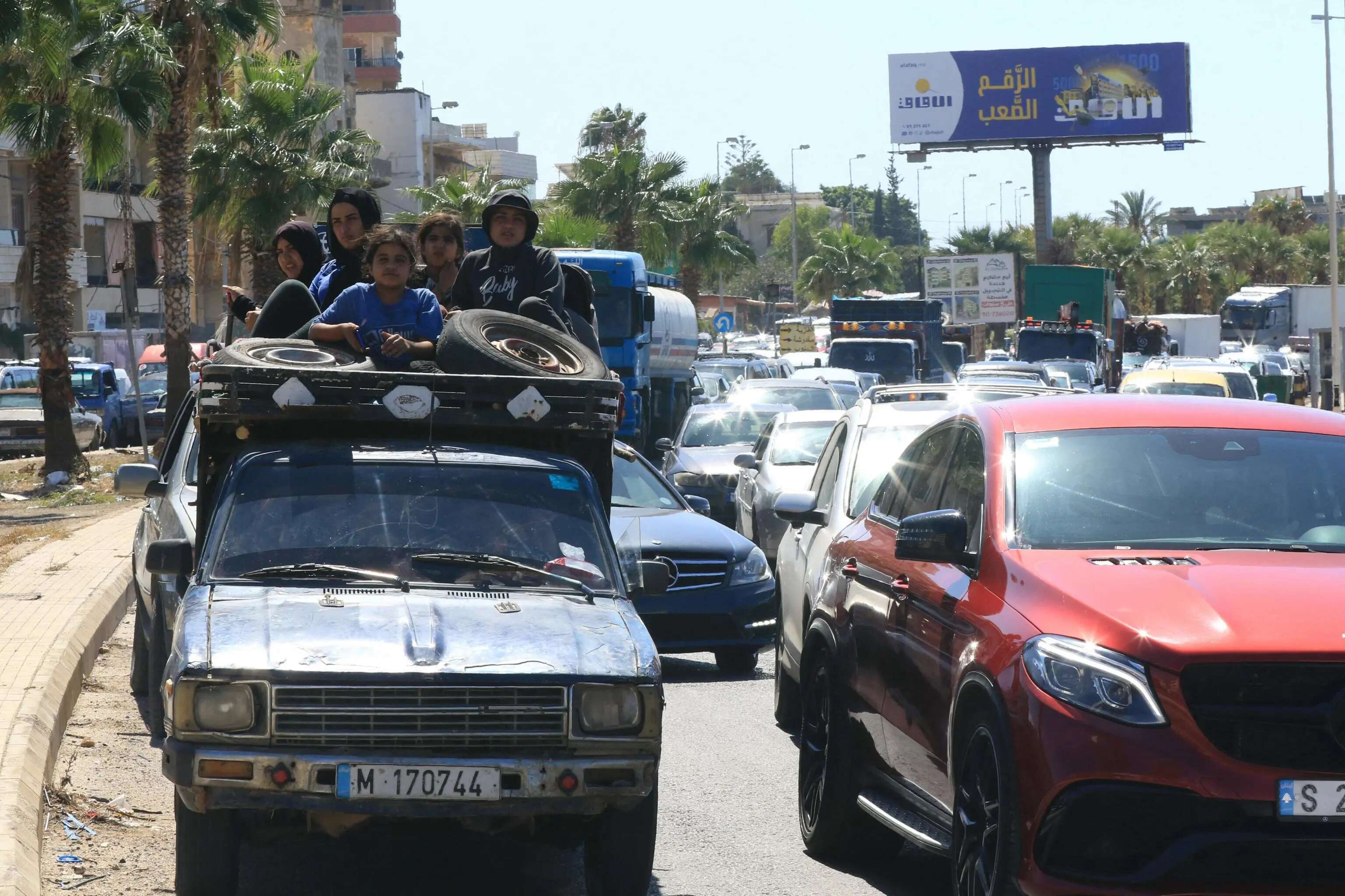 Le immagini dei libanesi in fuga da Sidon: tutti in coda per scappare dalle bombe israeliane