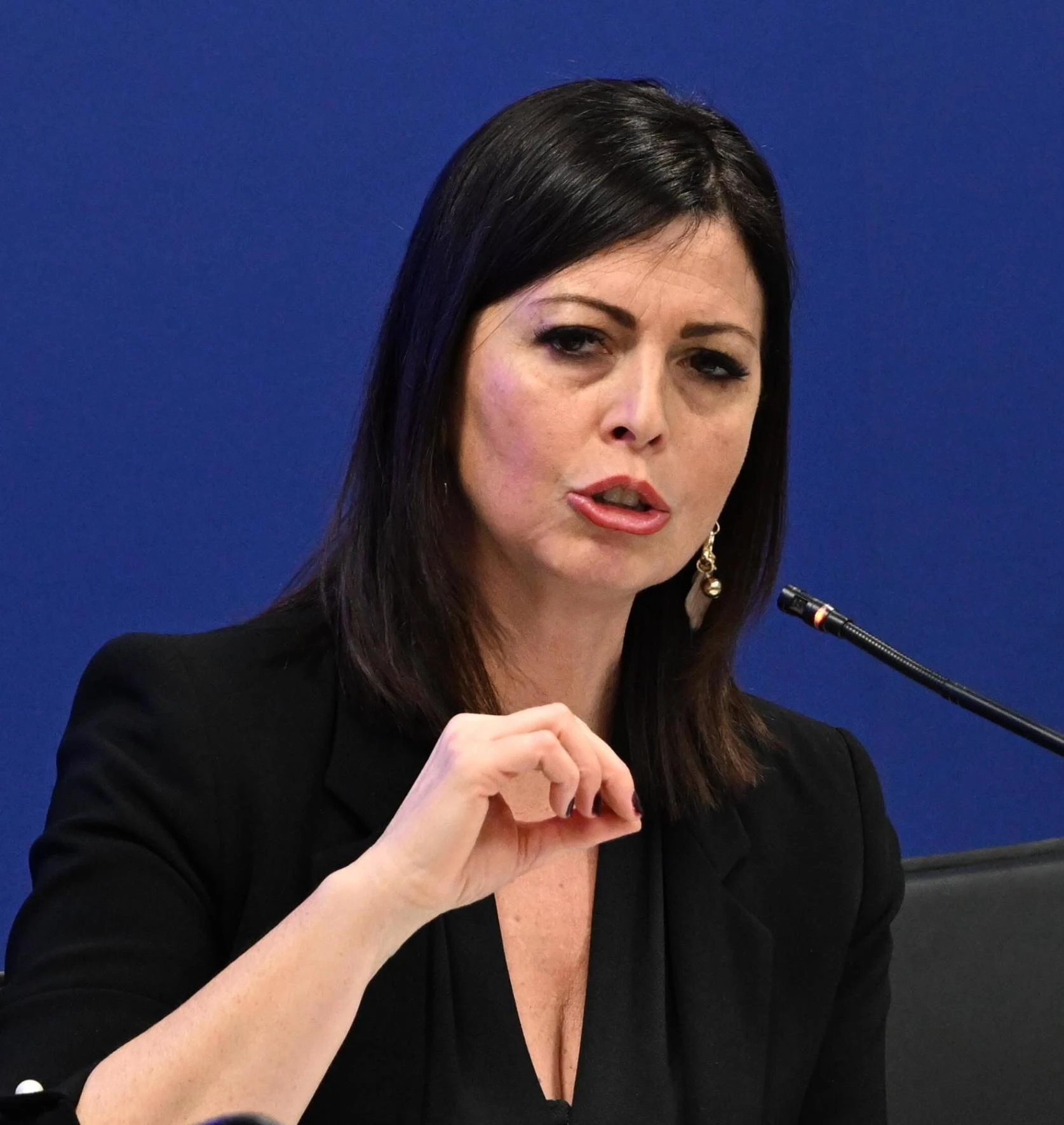 Una bozza del governo vuole anticipare a 15 anni l’ingresso in azienda. Proteste dall’opposizione