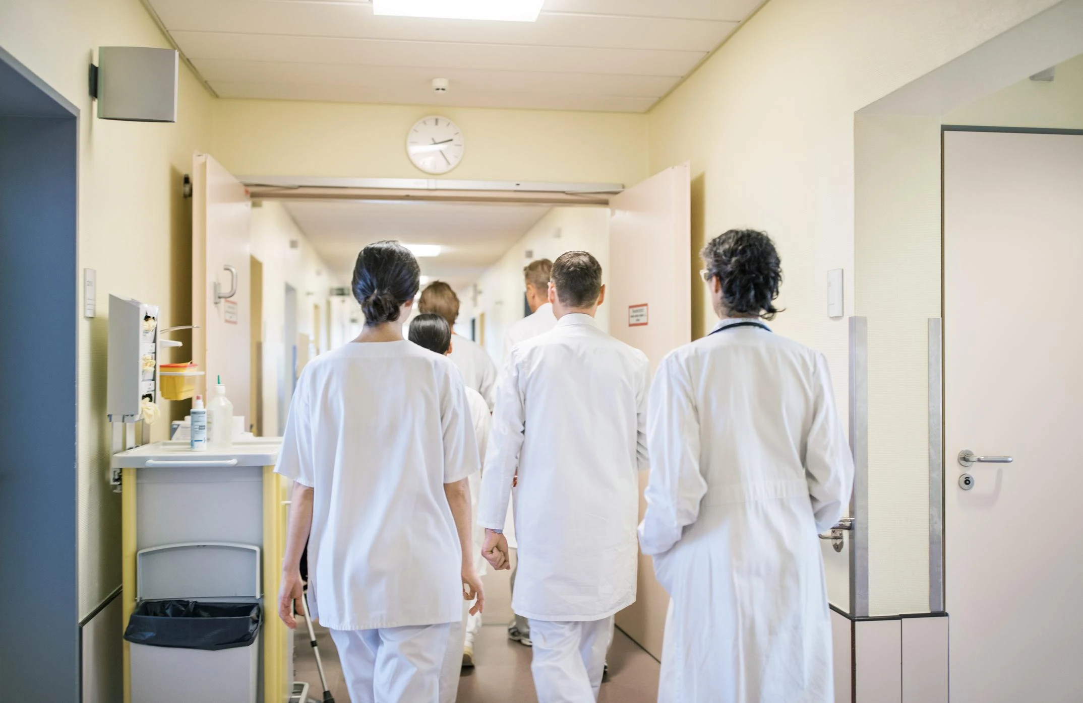 Francia, la legge contro il ‘deserto sanitario’ fa infuriare i giovani medici
