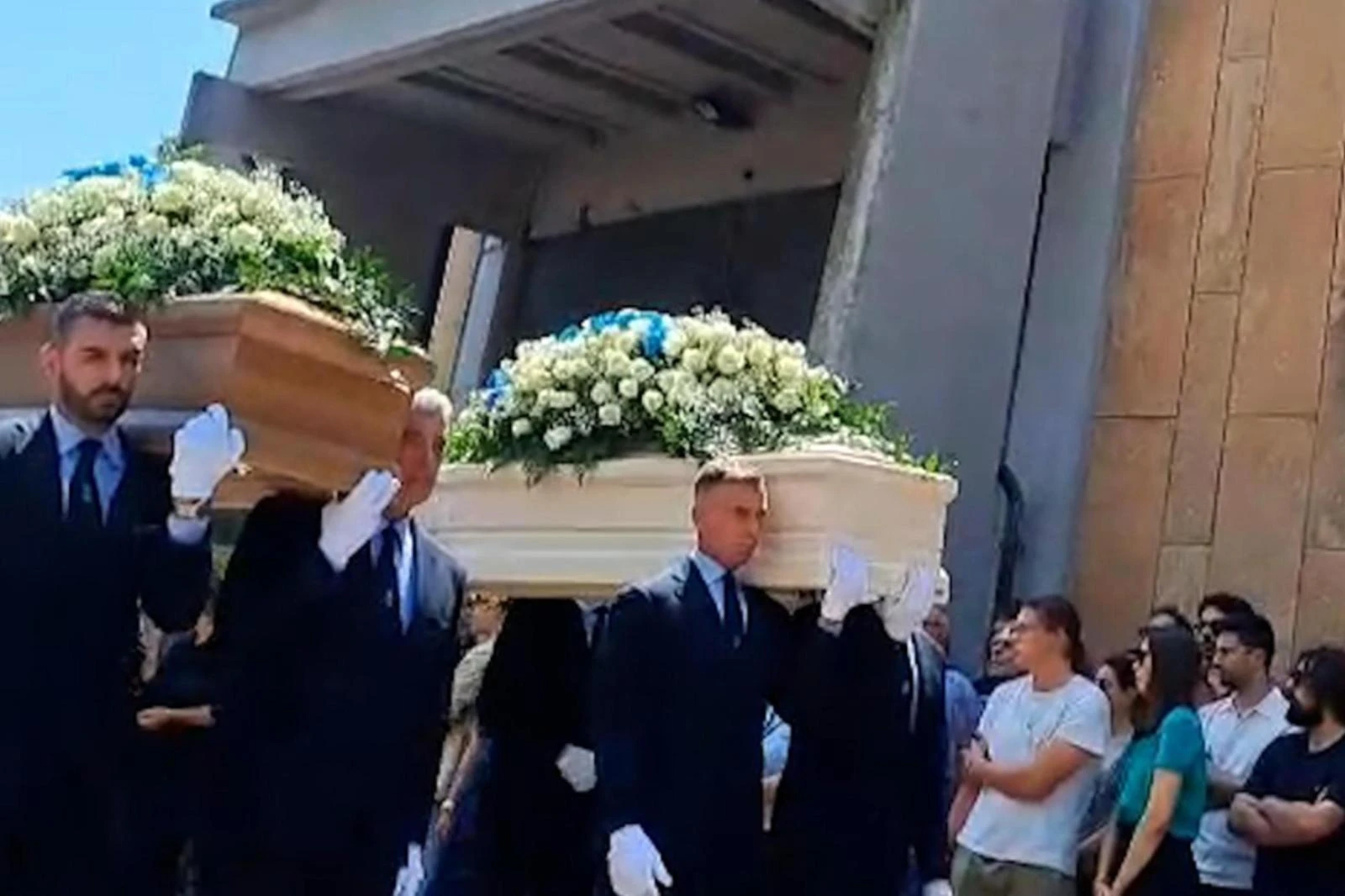 I funerali di Monica Montefalcone e della figlia. “Cercava Dio nel mare. Ha fatto il bene per la scienza”. Il fidanzato di Giorgia: “Sono qui ad aspettarti”