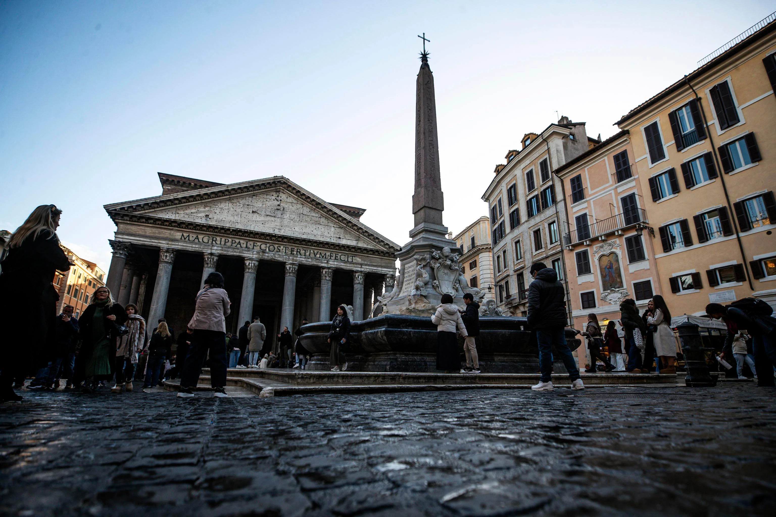 Turista giapponese morto al Pantheon: cosa sappiamo. La caduta e i soccorsi
