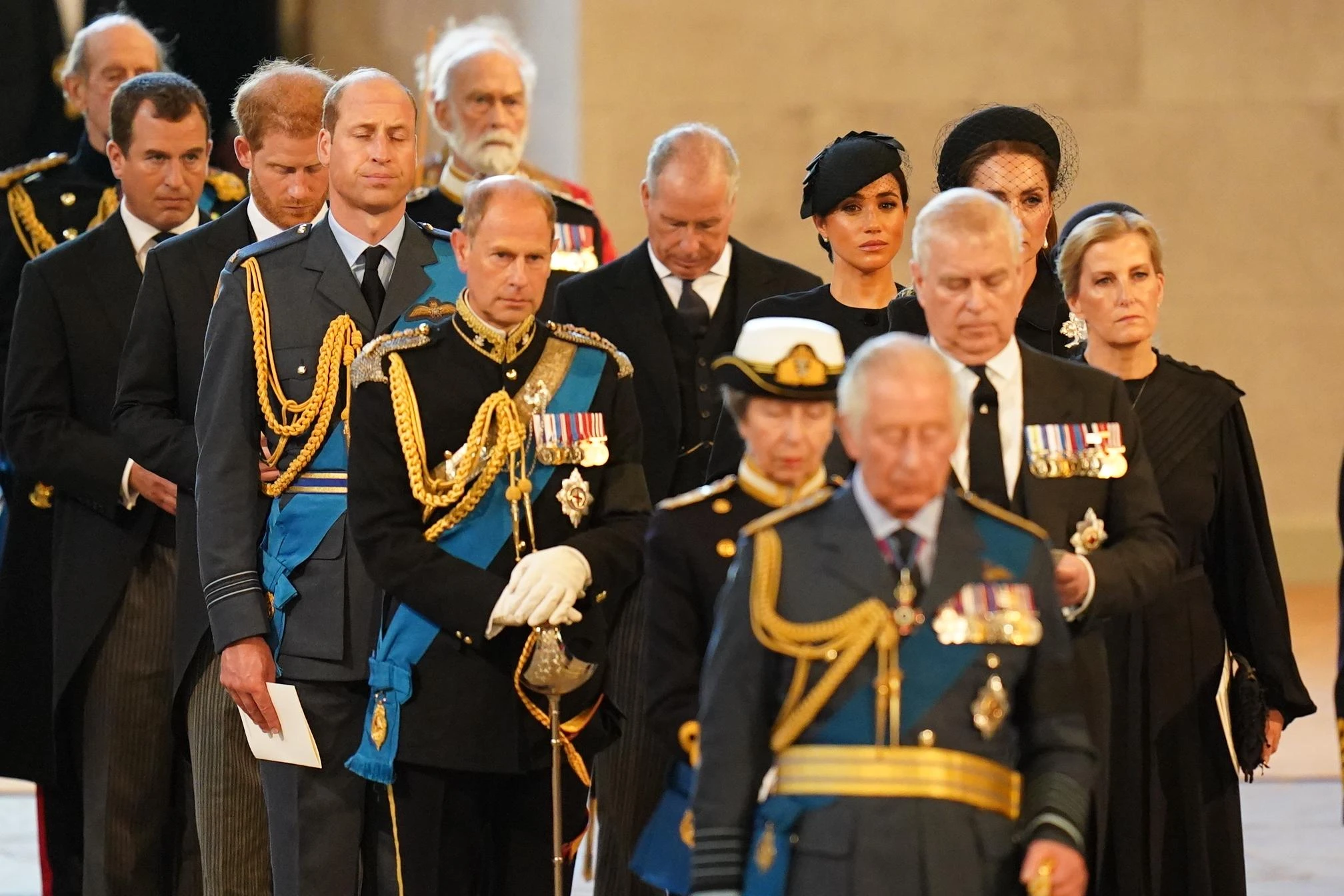 Carlo III punta all’Operation London Bridge per riavvicinare Harry e William: i suoi funerali per far rientrare i duchi di Sussex