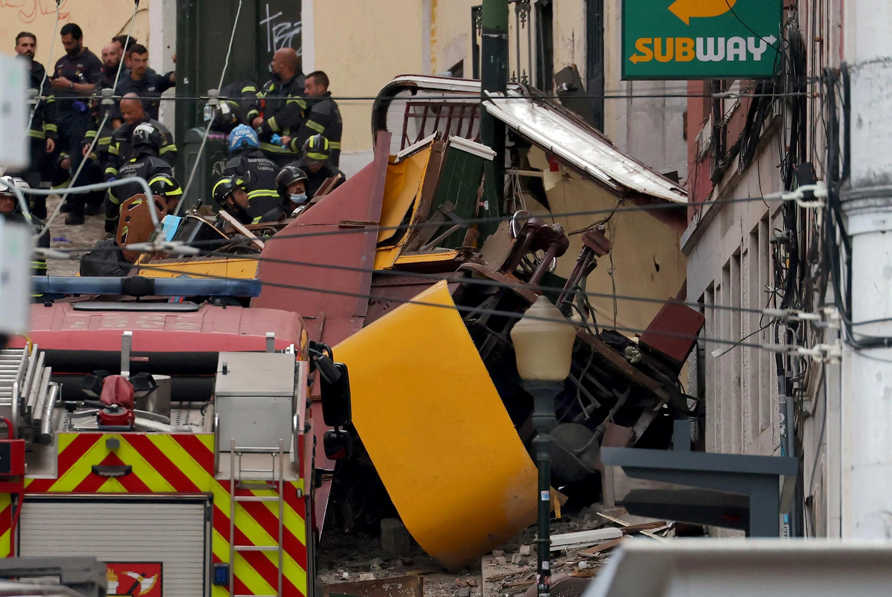 Strage dei turisti a Lisbona, i morti salgono a 17. Almeno 23 feriti. Quei 51 secondi di terrore e la funicolare accartocciata