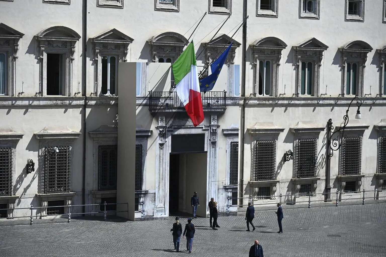 Meloni e il caso della polizia “allontanata” da Palazzo Chigi”, la premier smentisce. Cosa è successo