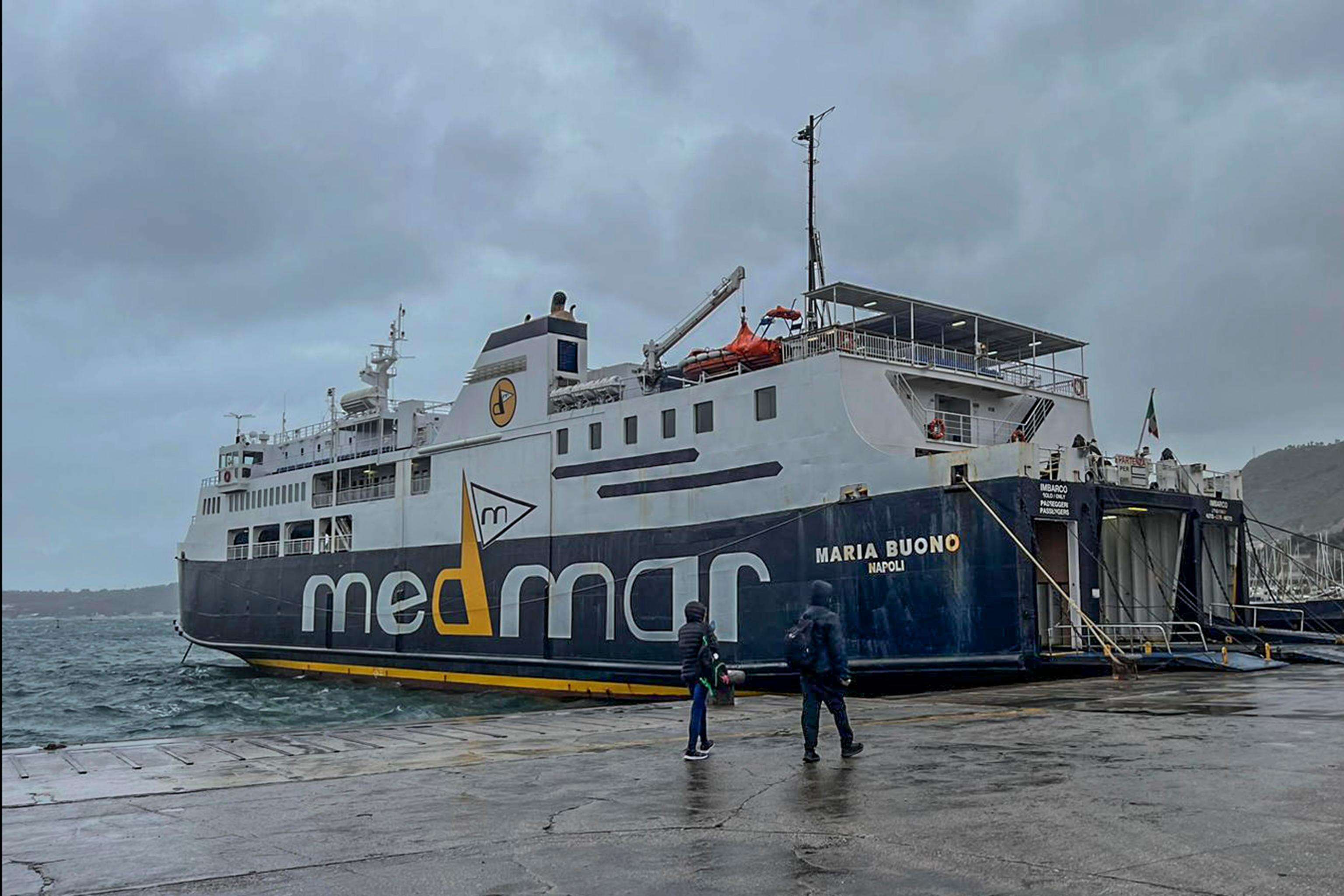 Maltempo del Golfo di Napoli, sospesi i collegamenti per Ischia e Procida