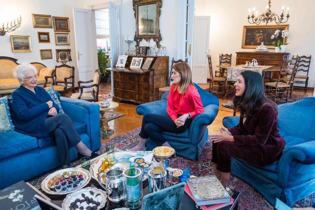 Antisemitismo, Metsola e Picierno a casa di Liliana Segre: “Lezione di resilienza per l’Europa”