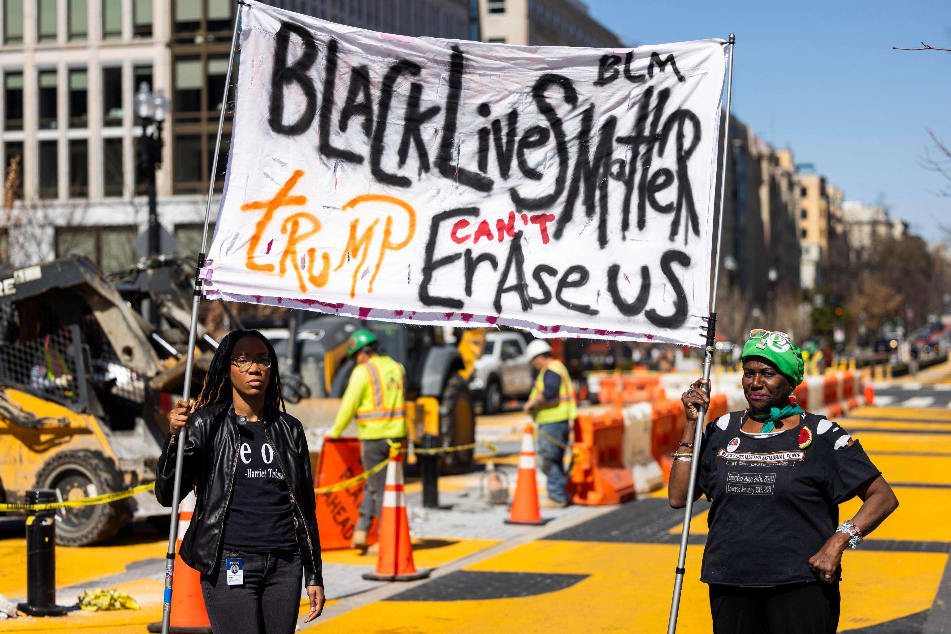 Trump posta il video: piazza Black Lives Matter e il lungo murales a Washington vengono smantellati