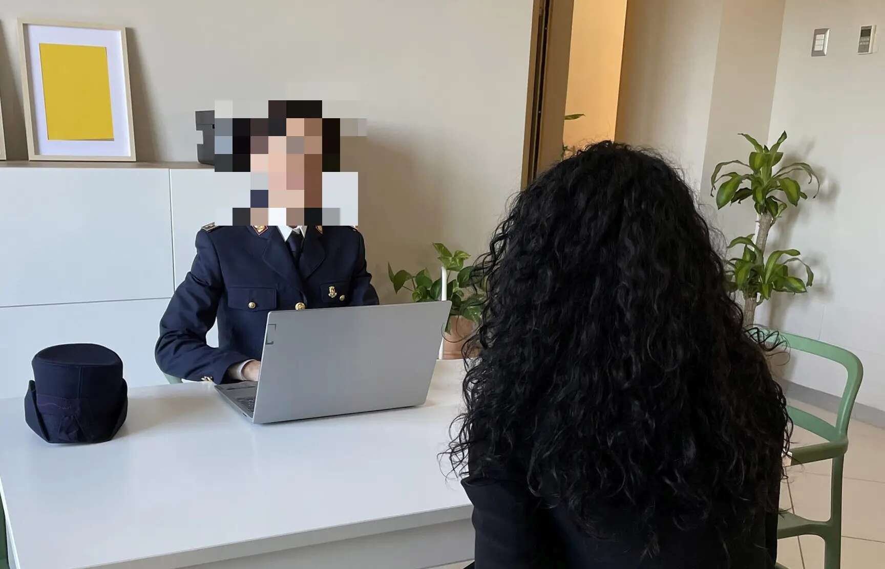 Foggia, grazie alla polizia due sorelle si ritrovano dopo 9 anni. Il commovente incontro in questura