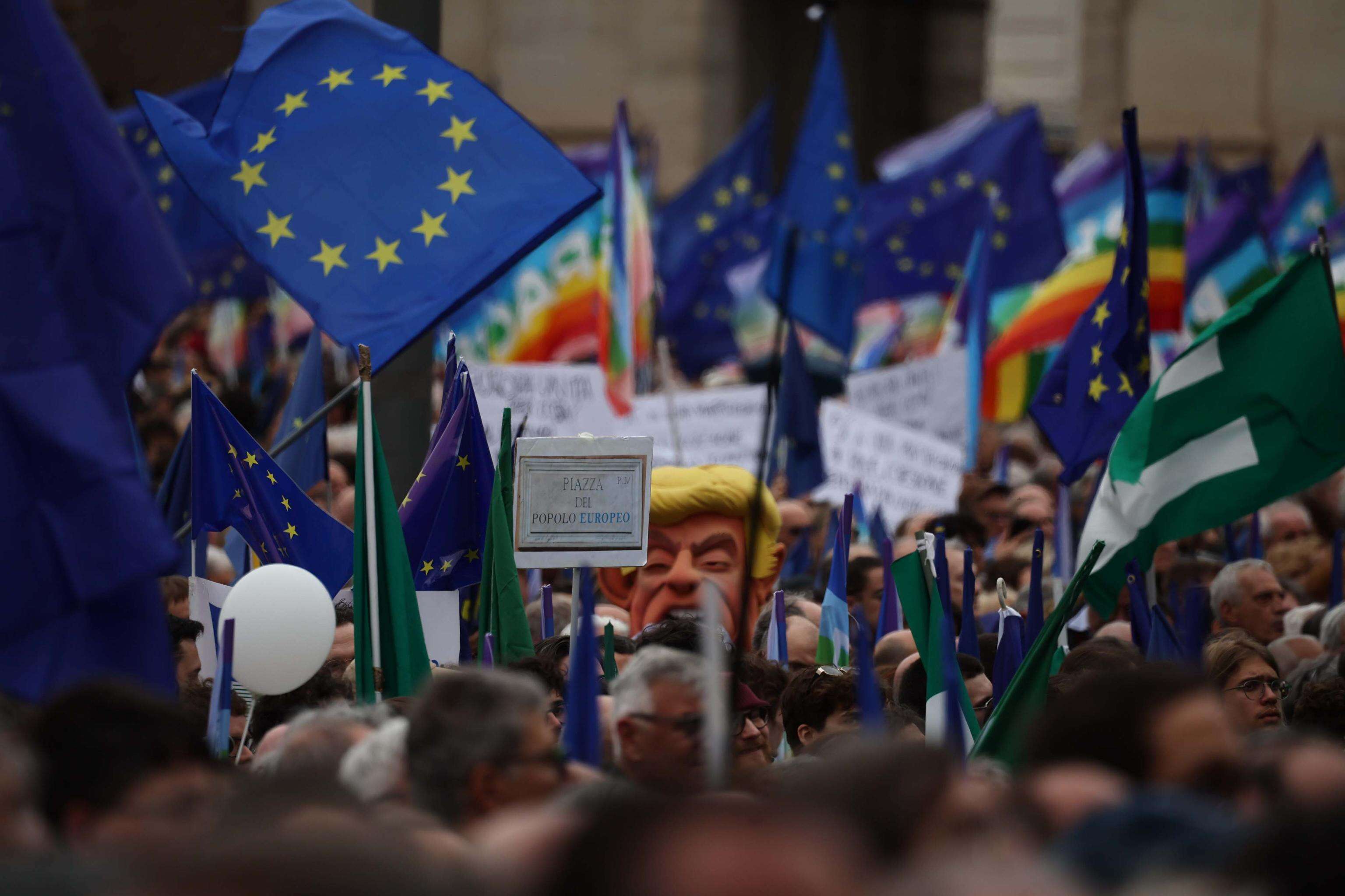 Manifestazione per l’Ue a Roma, piazza del Popolo ‘sold out’. “Siamo 30mila, serve una difesa comune”