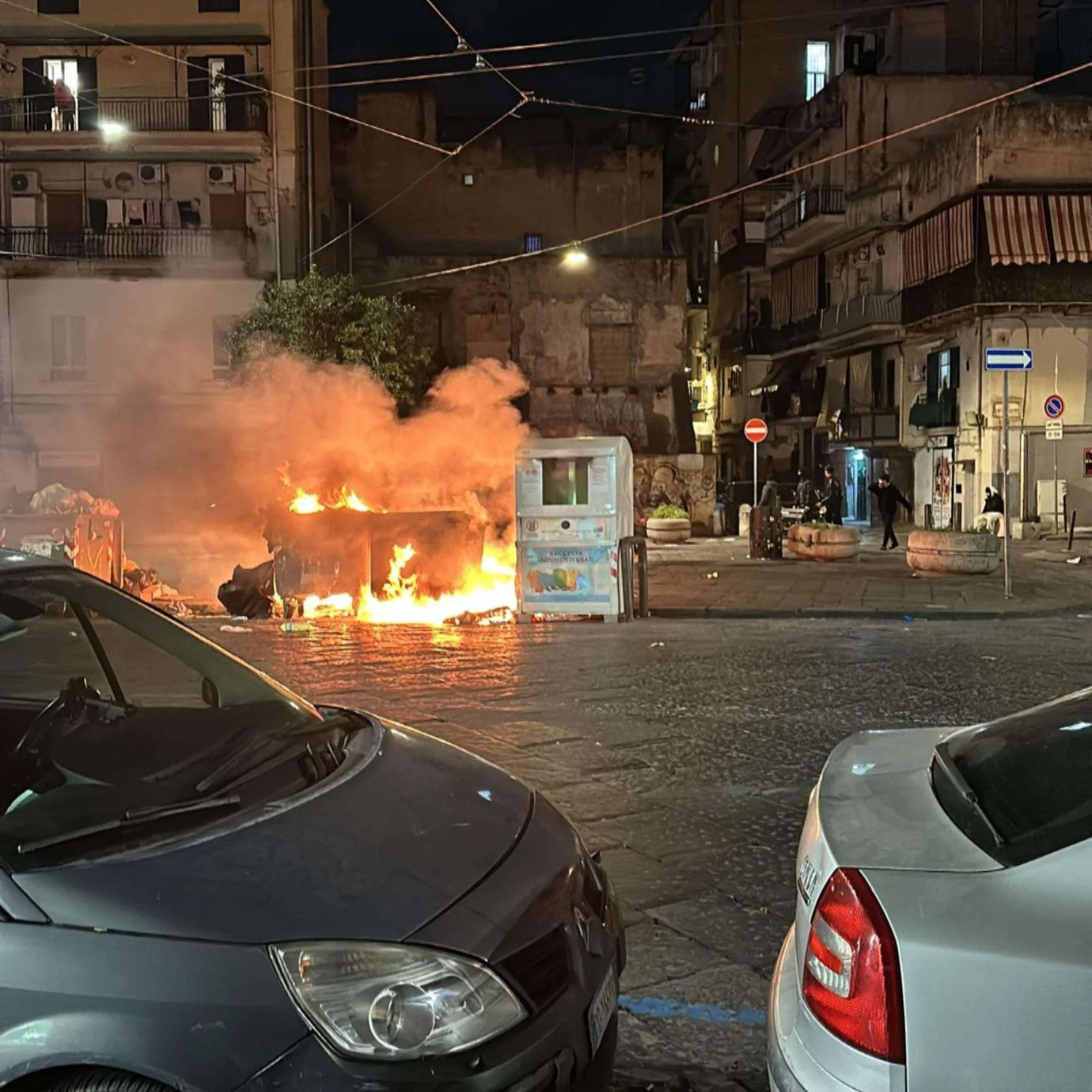 Guerriglia urbana a Napoli per Sant’Antonio: disordini, roghi e bombe carta contro pompieri e agenti