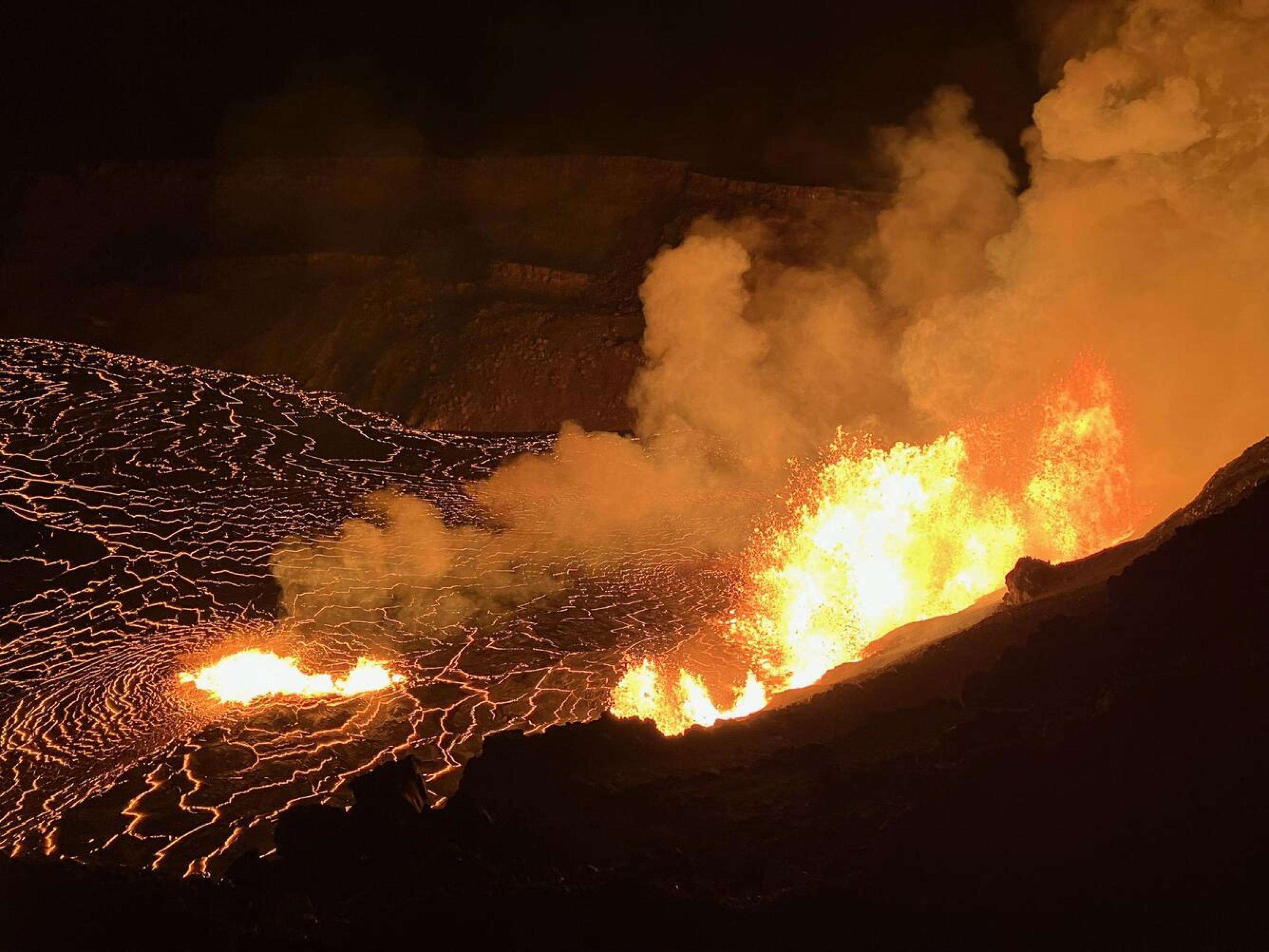 Il vulcano Kilauea in eruzione. Fontane di lava di 80 metri alle Hawaii