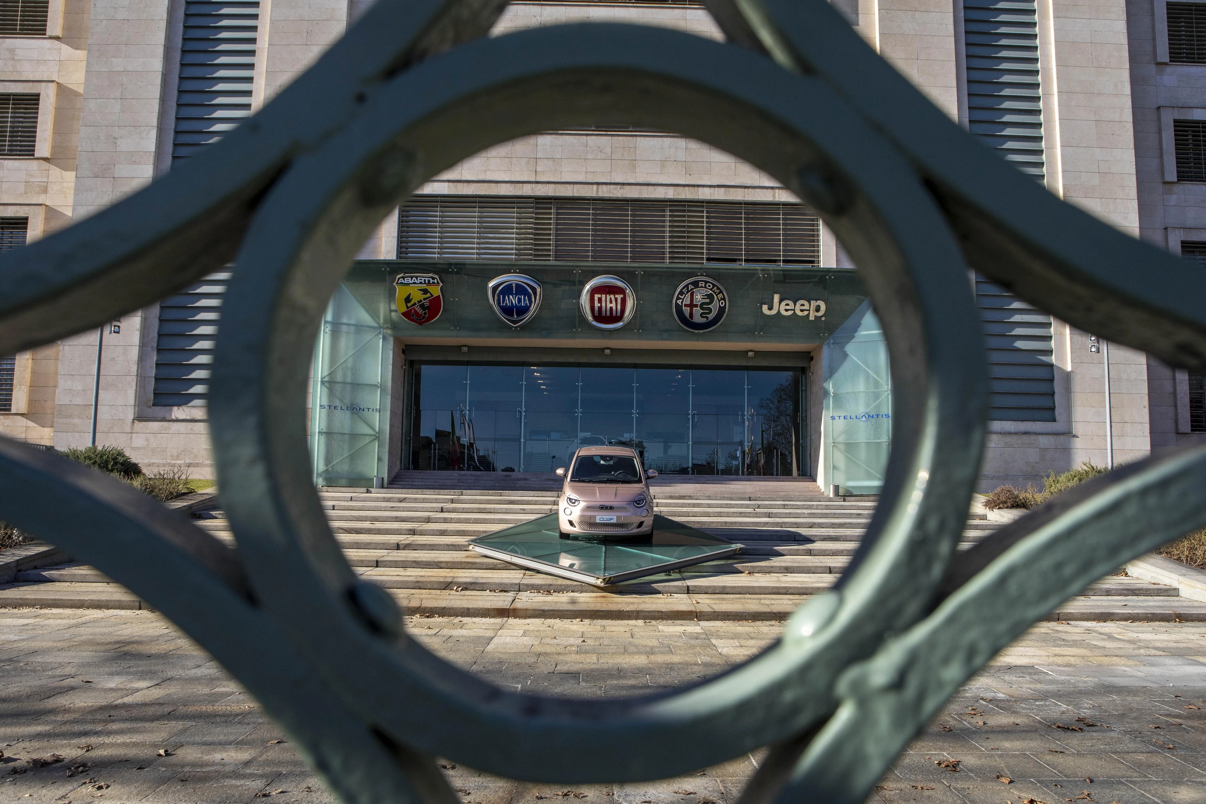 “Elettrica, compatta ed economica”. Stellantis lancia la E-Car. Sarà costruita dal 2028 a Pomigliano. “Costerà 15.000 euro”