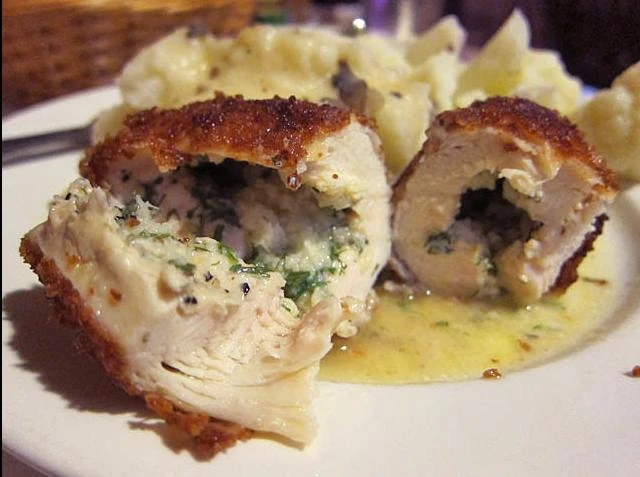 Pollo alla Kiev servito ai giornalisti russi, il sapore amaro dell’ultima provocazione di Mosca