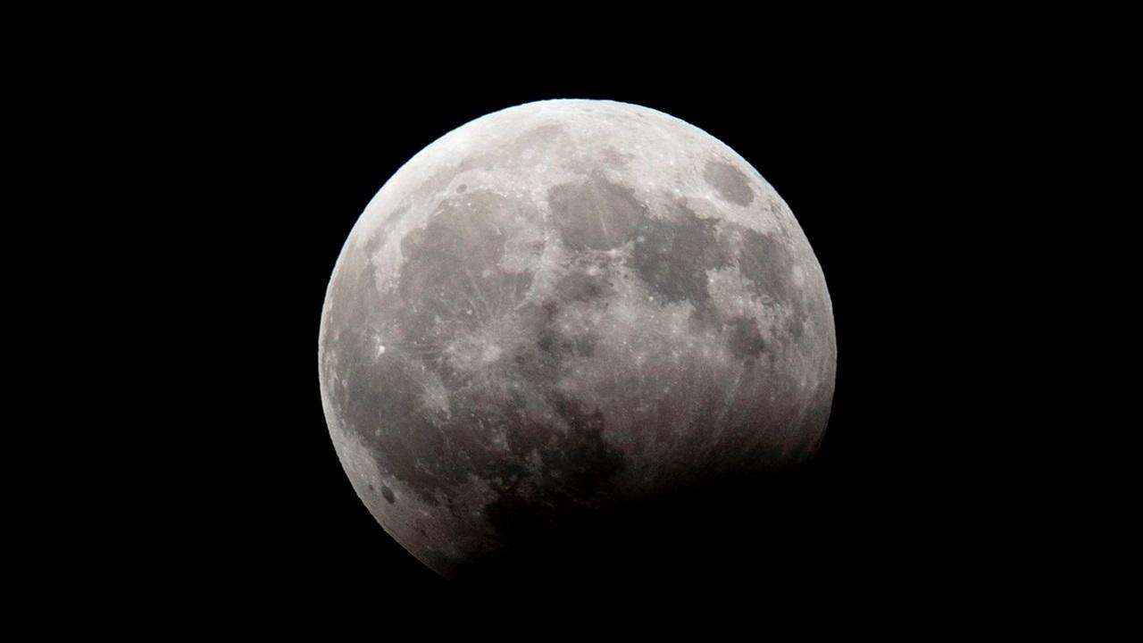 Eclissi lunare il 14 marzo: come vedere (anche in Italia) lo spettacolo della ‘Luna di sangue’