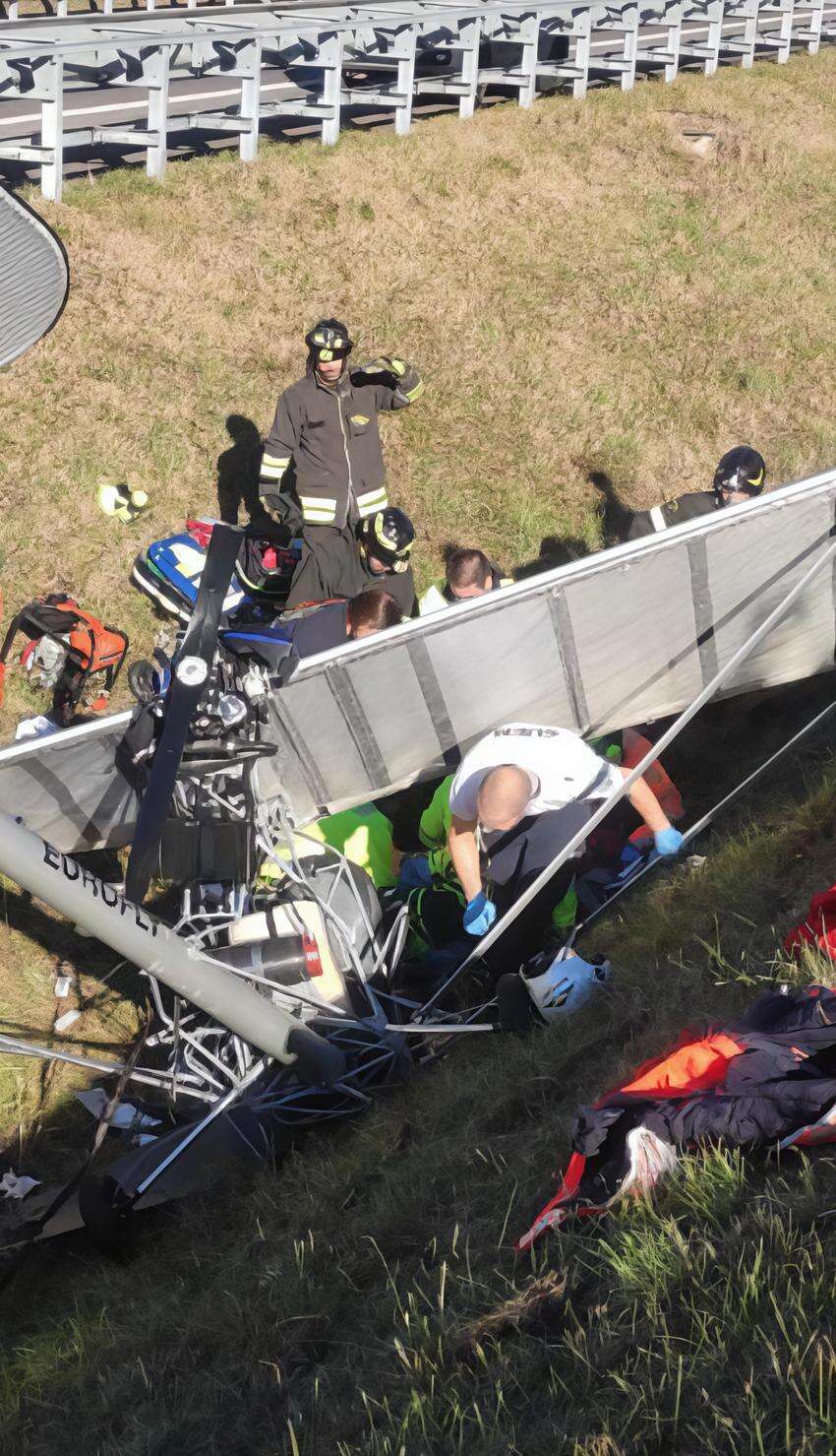 Precipita con un ultraleggero e si schianta vicino all’autostrada. Terrore tra i vacanzieri in coda