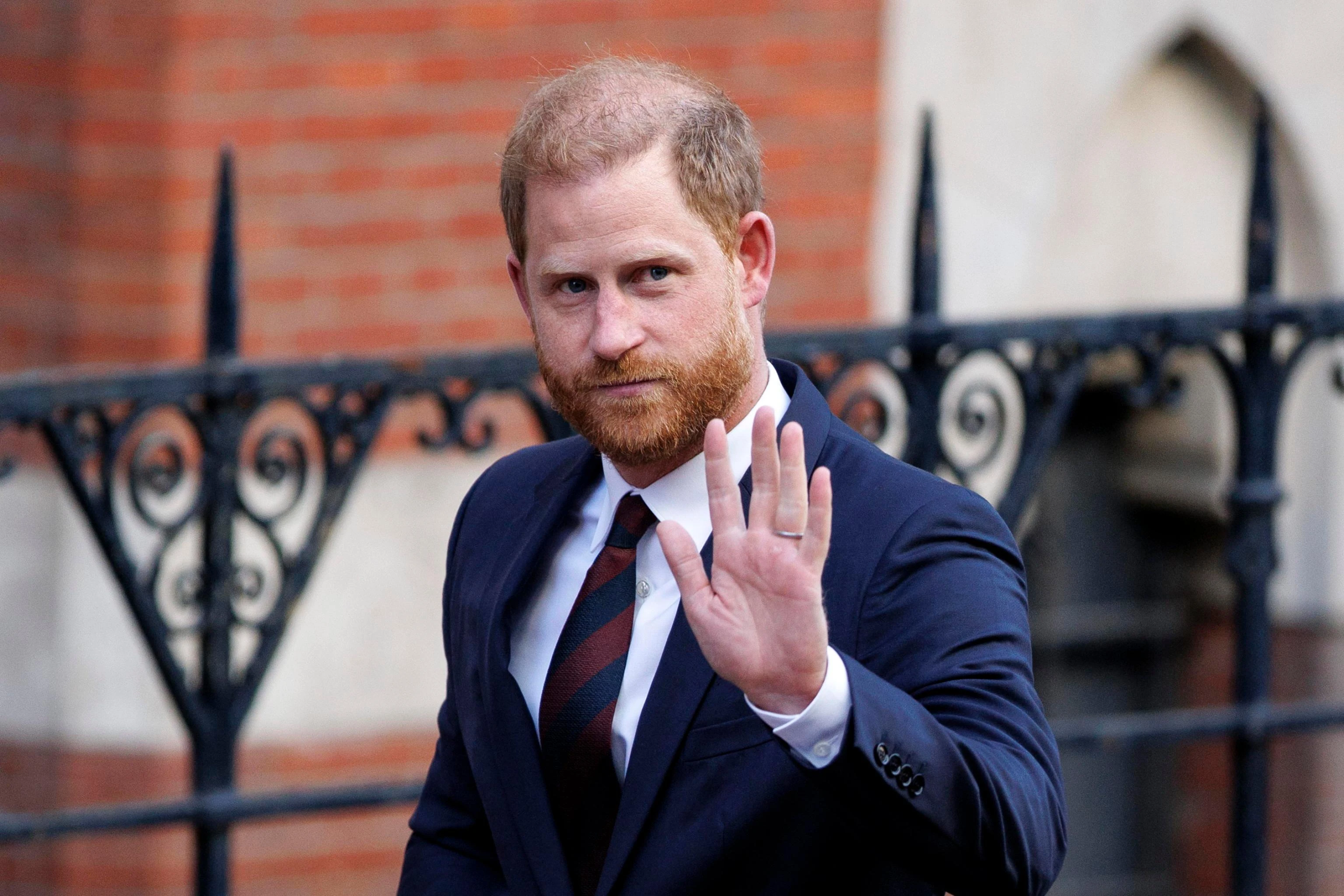 Il principe Harry in Ucraina, visita a sorpresa in una clinica che cura feriti di guerra