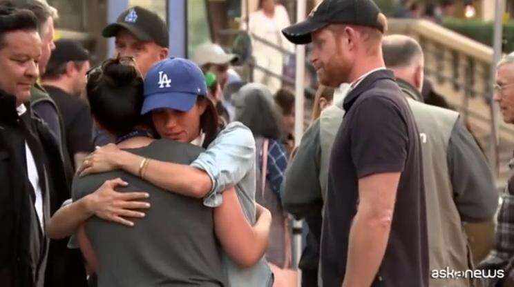 Harry e Meghan nell’inferno di Los Angeles: i duchi in prima linea tra abbracci e aiuti agli sfollati