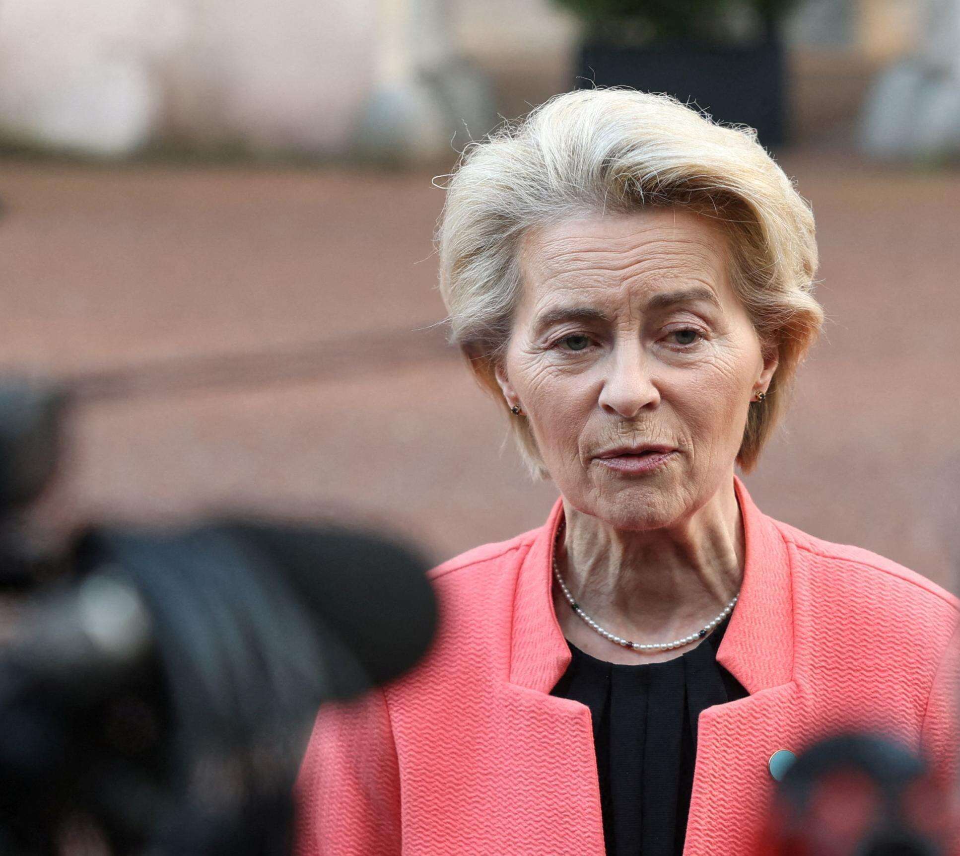 Lega e Cinquestelle attaccano Von der Leyen: 