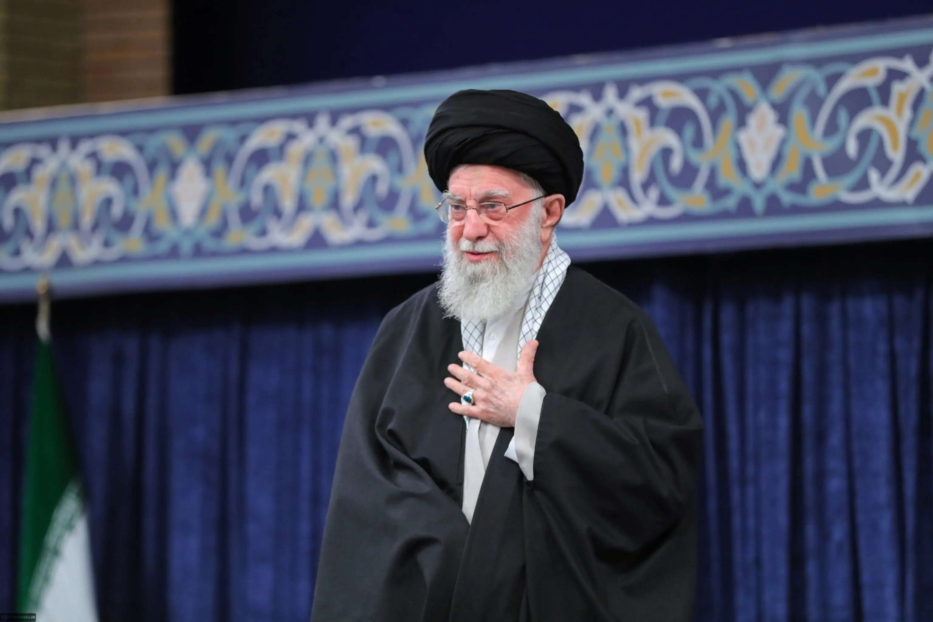 Iran, i retroscena sull’attacco a Israele. “Ordinato da Khamenei, il presidente Pezeshkian informato solo poco prima dell’inizio”