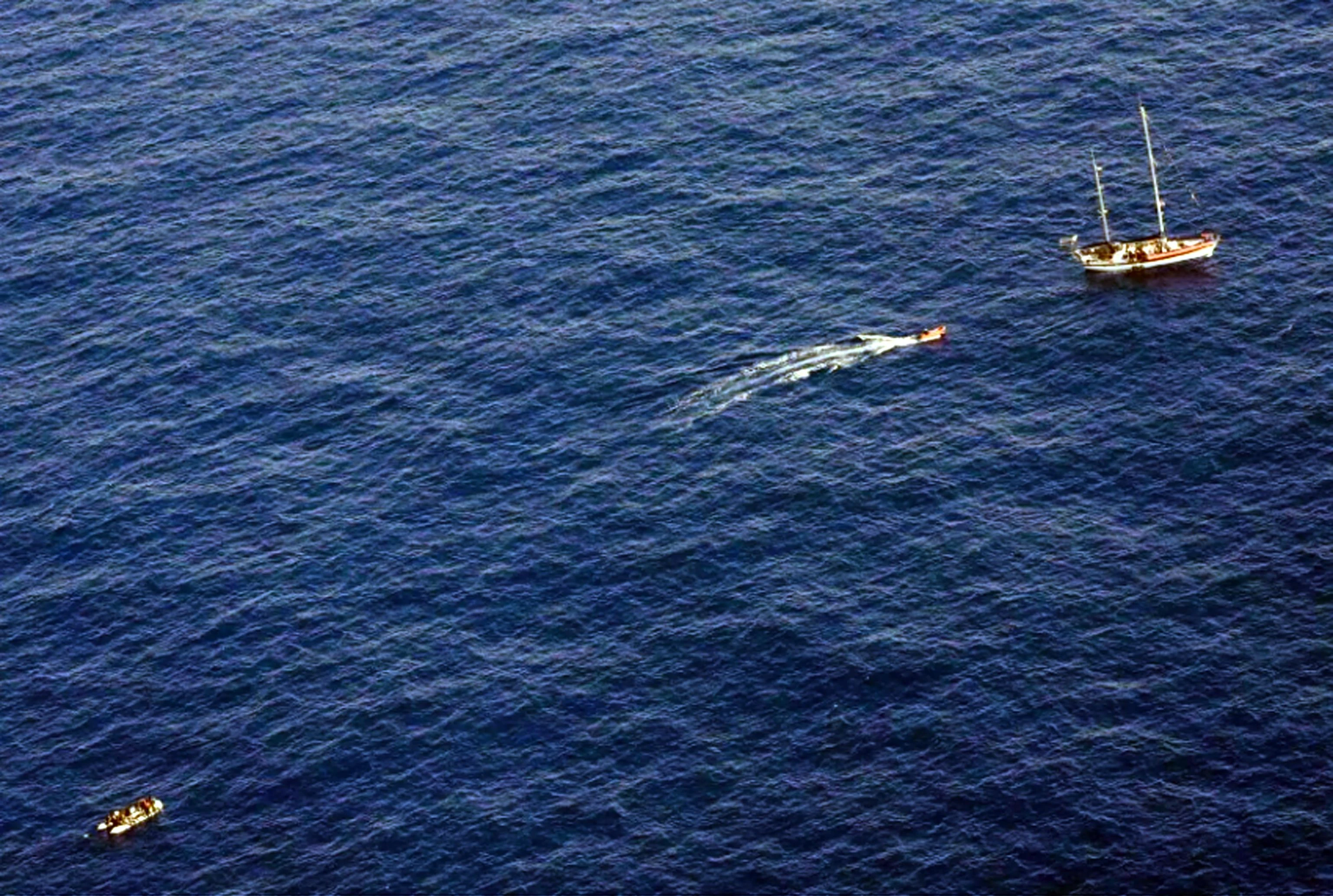La tragedia dei migranti. Alla deriva per giorni: due bimbi morti di sete