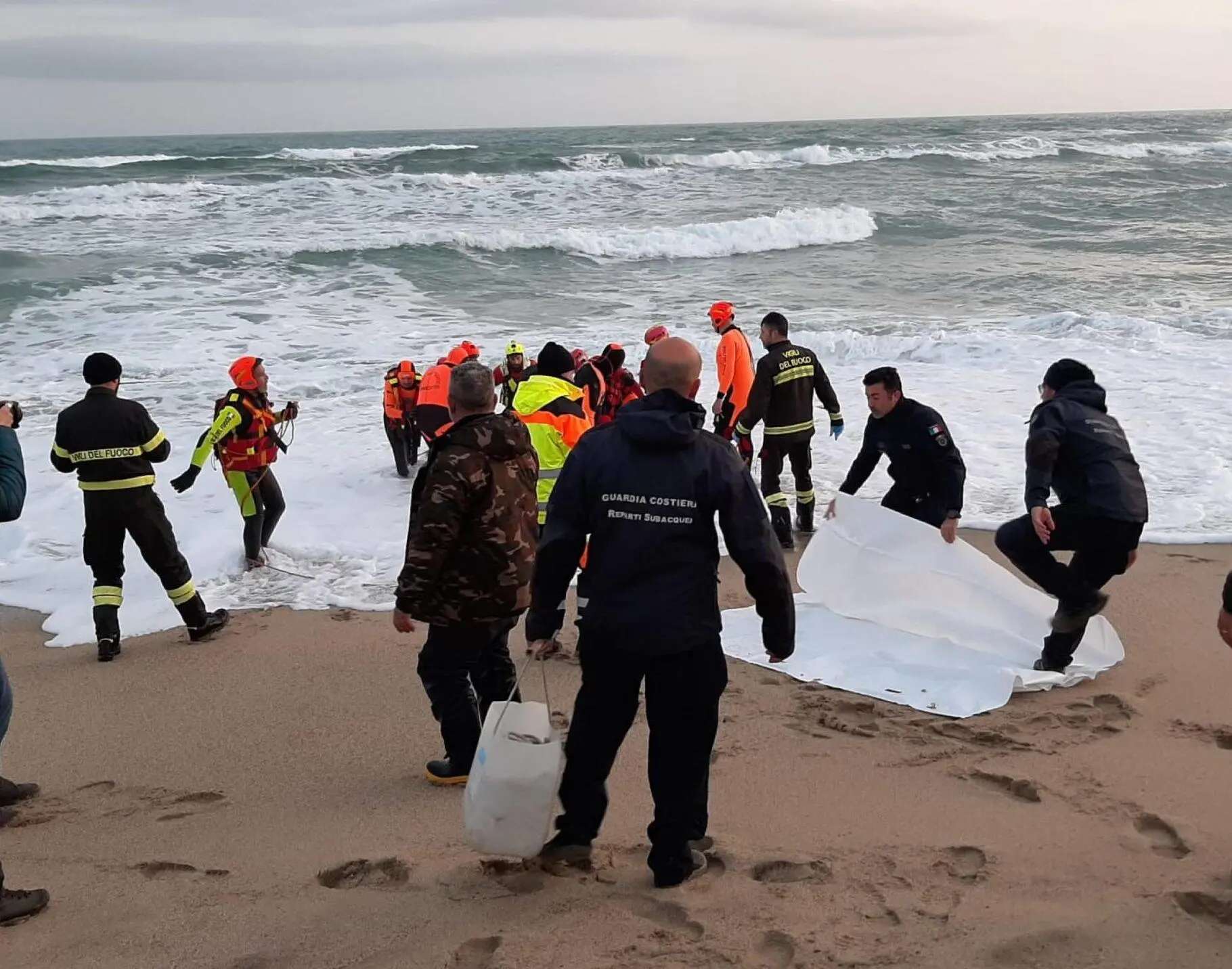 I 98 migranti morti in mare. La strage di Cutro si poteva evitare. Indagati sei agenti: 