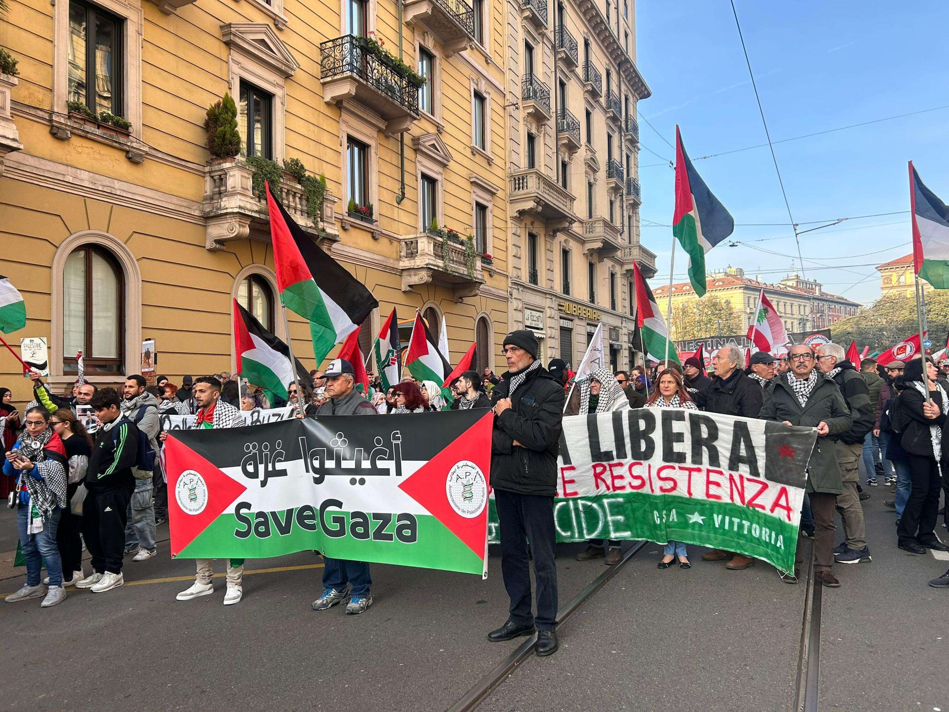 Milano, la piazza pro Palestina inneggia ai pestaggi di Amsterdam: “Dobbiamo farlo anche qui in Italia”