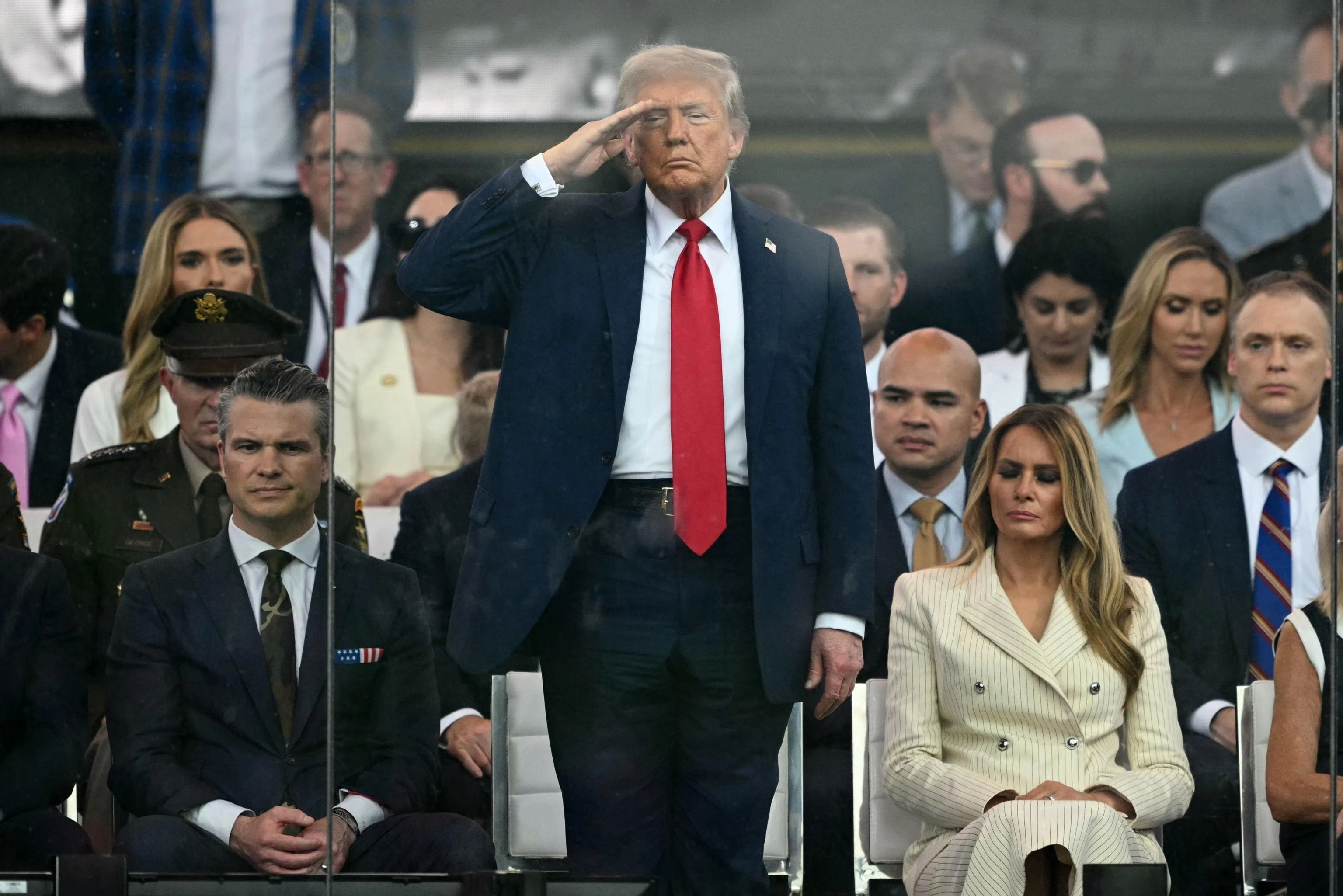 Gli Usa e la deriva autoritaria. Sfila l’America militarizzata. Trump criticato per le spese