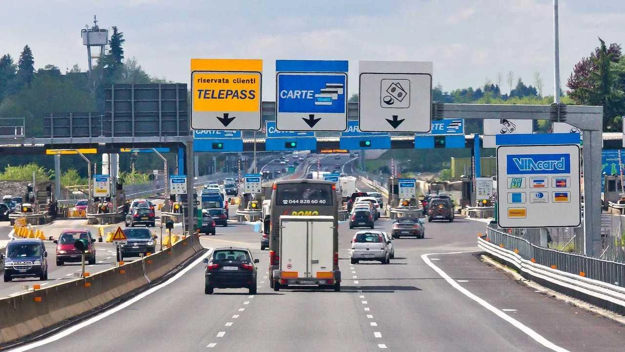 La truffa del pedaggio dell’autostrada: “Risulta un ticket non saldato”, ma è un sms trappola