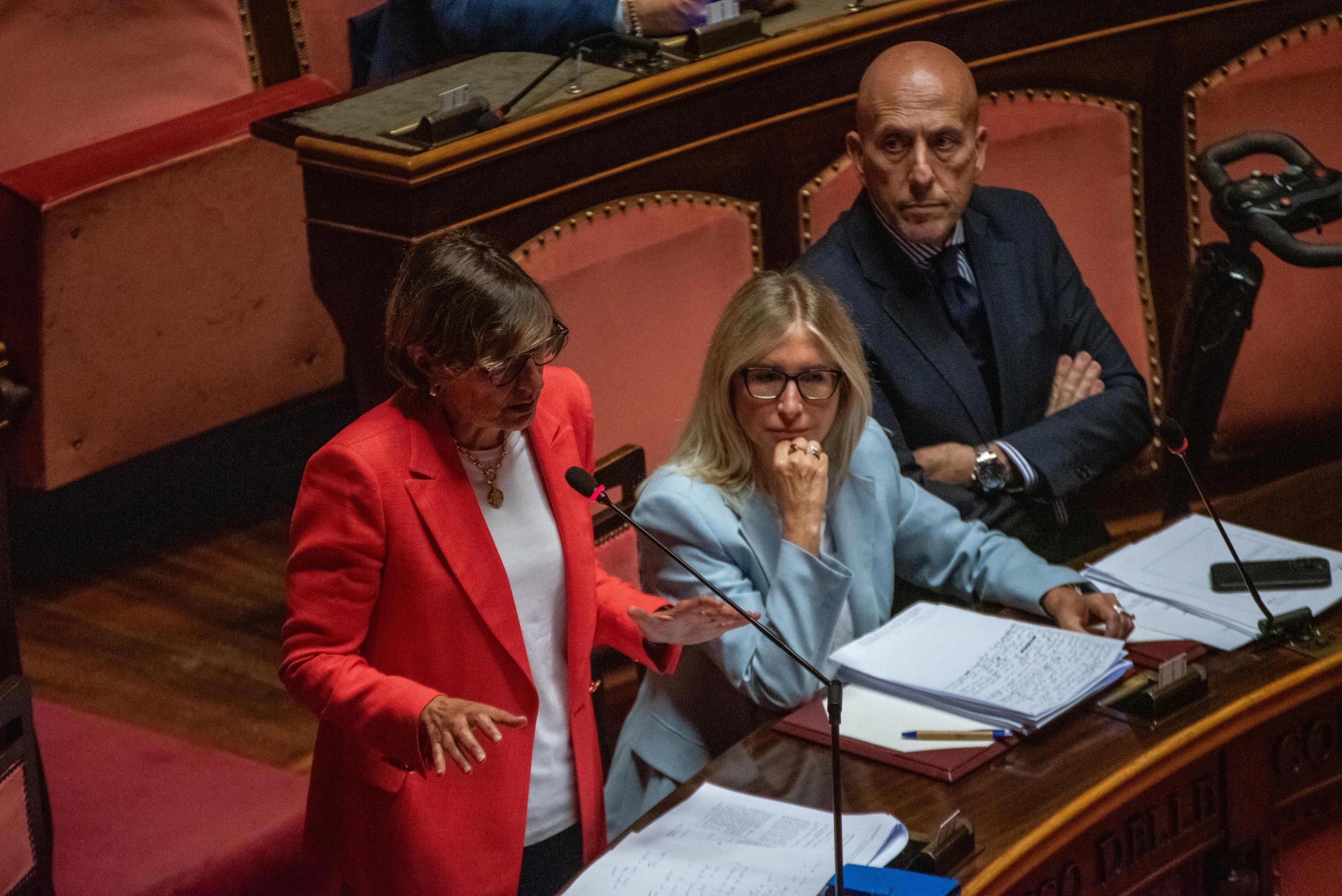 Ddl femminicidio, ok del Senato all’unanimità. Meloni: “Aiuterà a combattere questa piaga”. Cosa succede ora